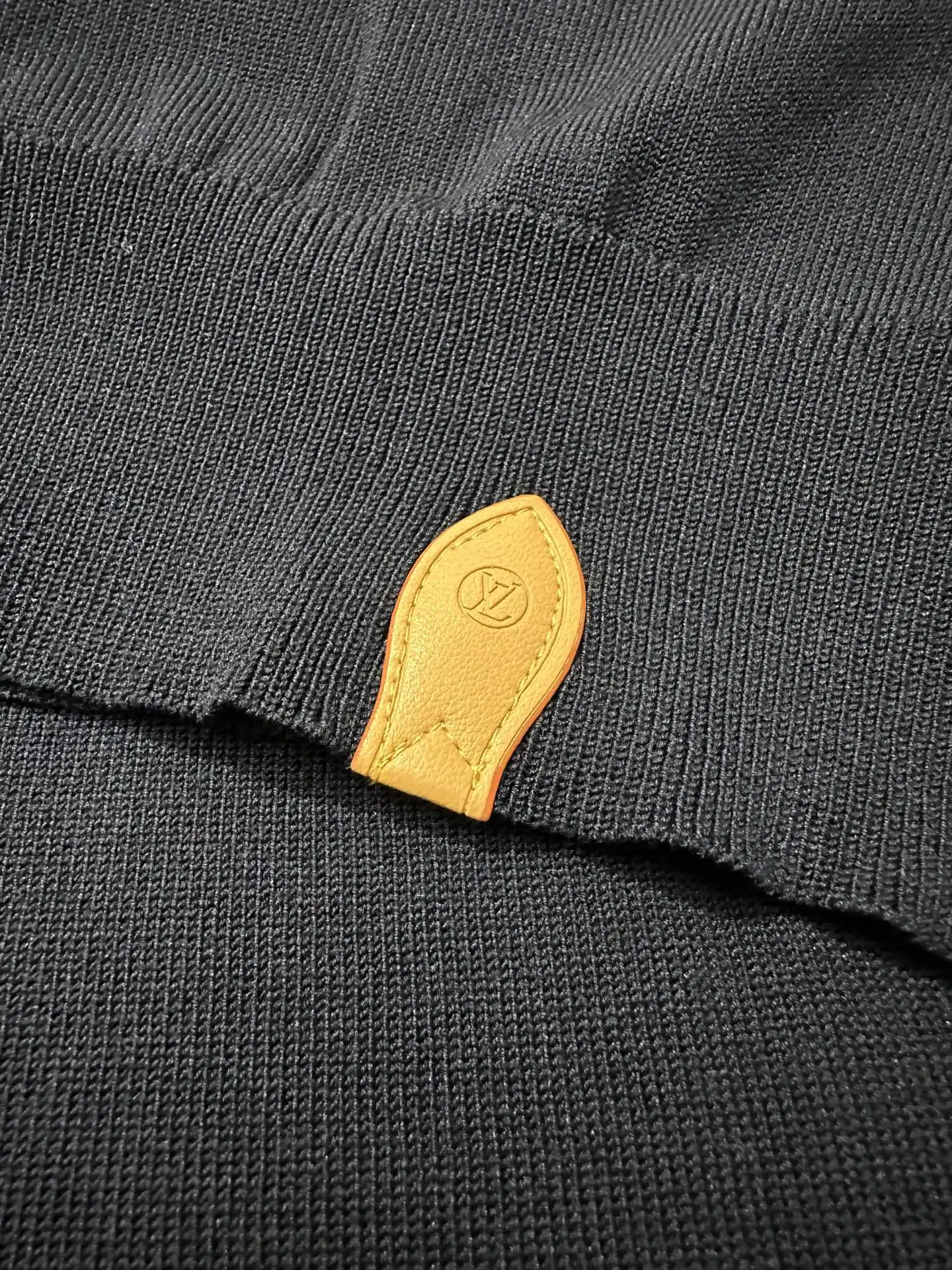 Silk and Wool Blend Long-Sleeve Polo Shirt D29020203 — view 8