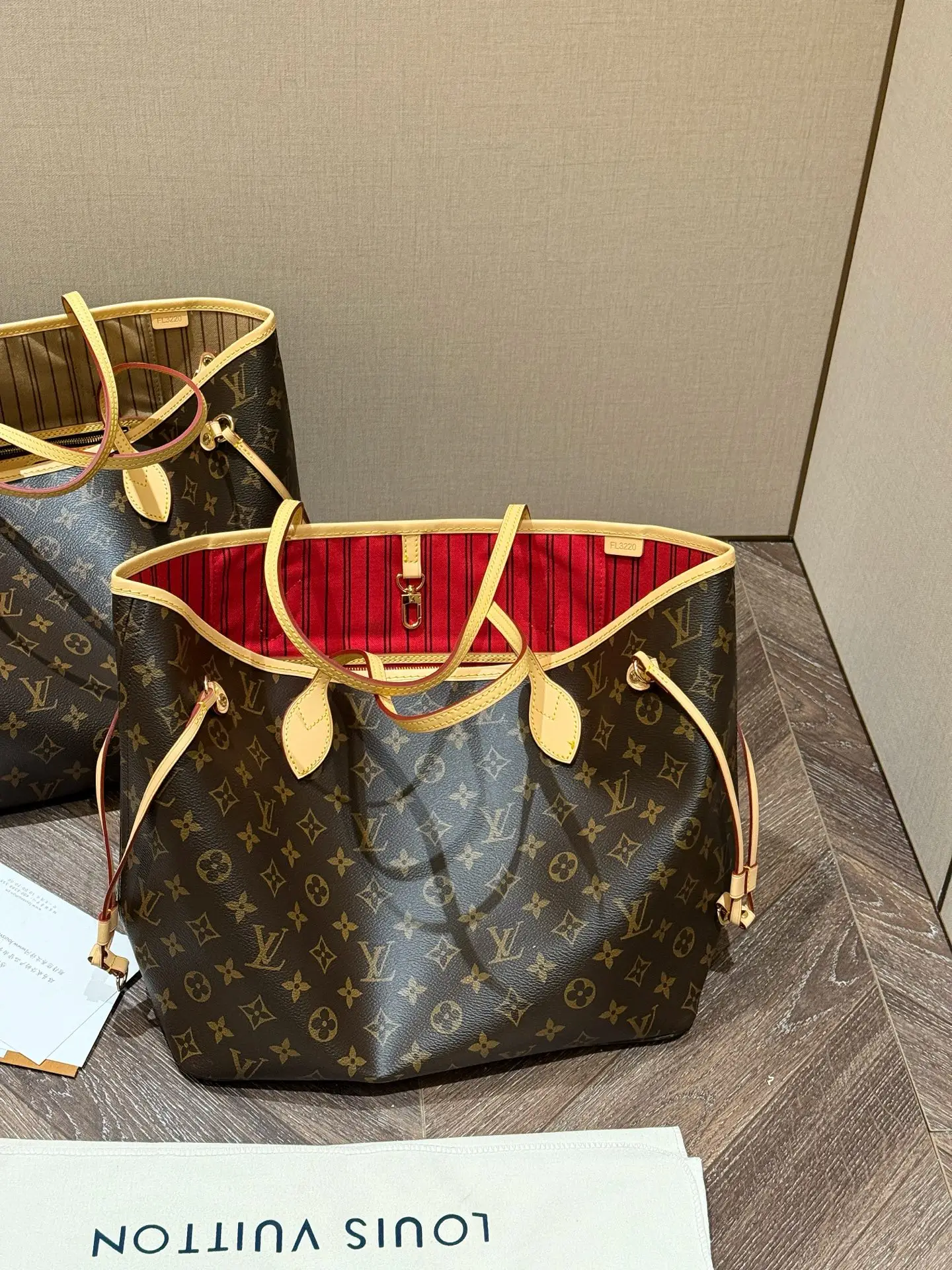 Neverfull MM Monogram Tote Bag D30018264 — view 2