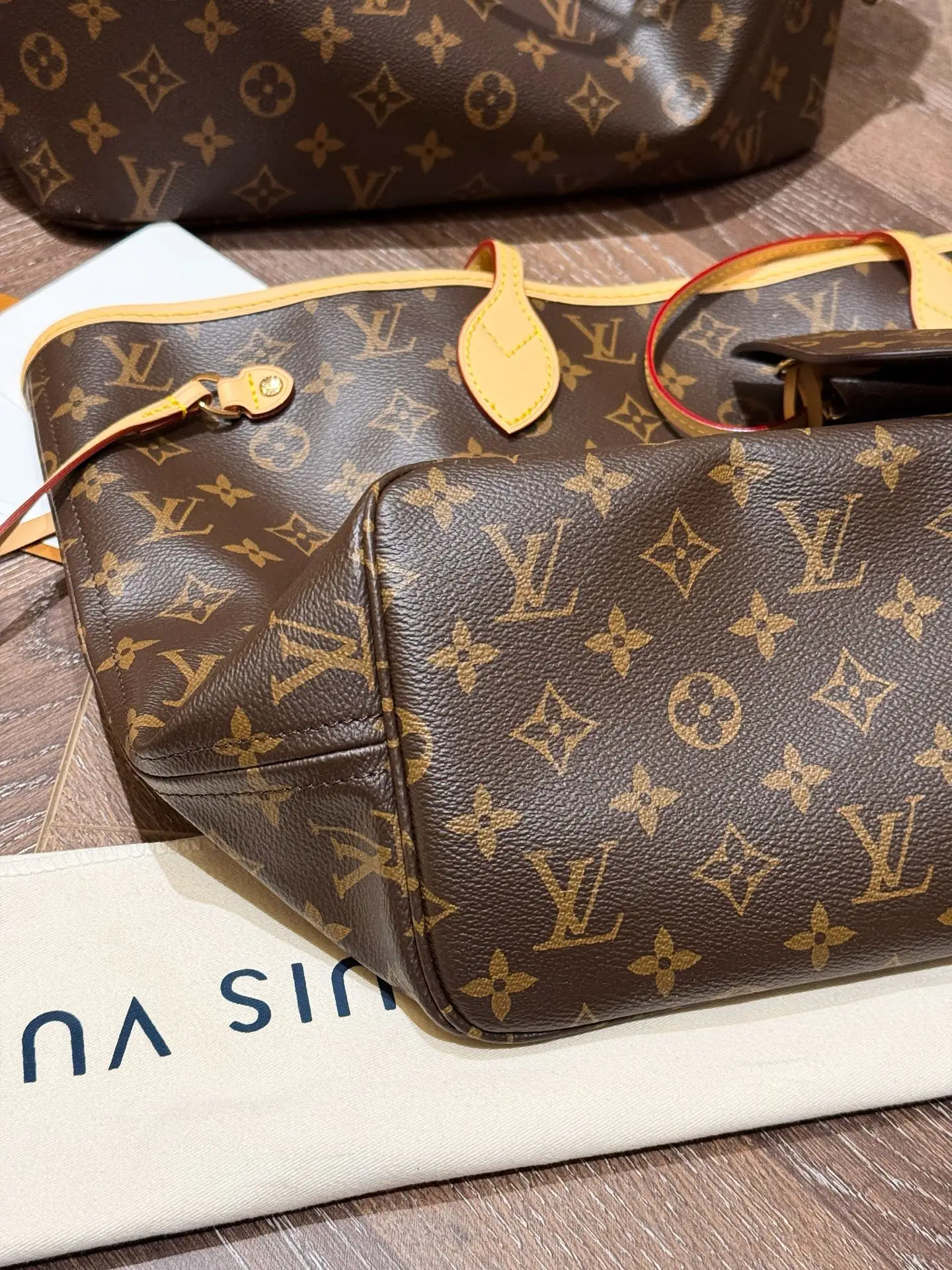 Neverfull MM Monogram Tote Bag D30018264 — view 3