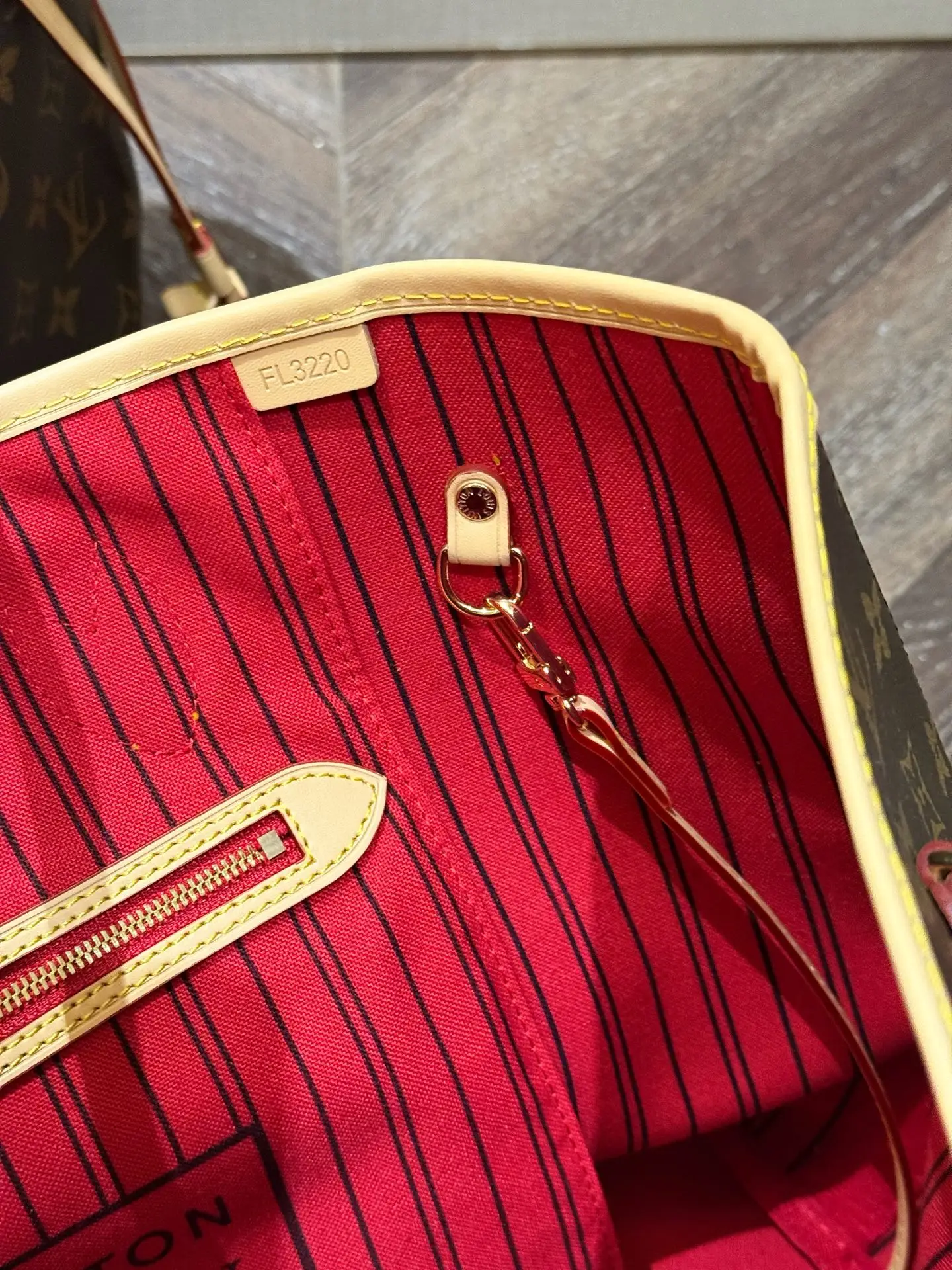 Neverfull MM Monogram Tote Bag D30018264 — view 7
