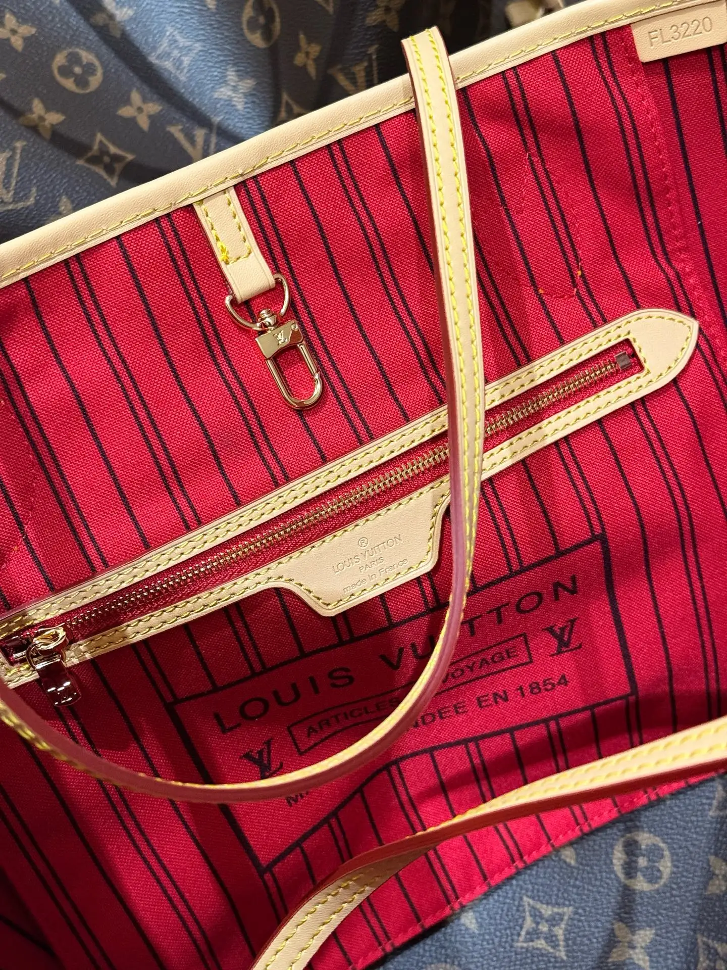 Neverfull MM Monogram Tote Bag D30018264 — view 8