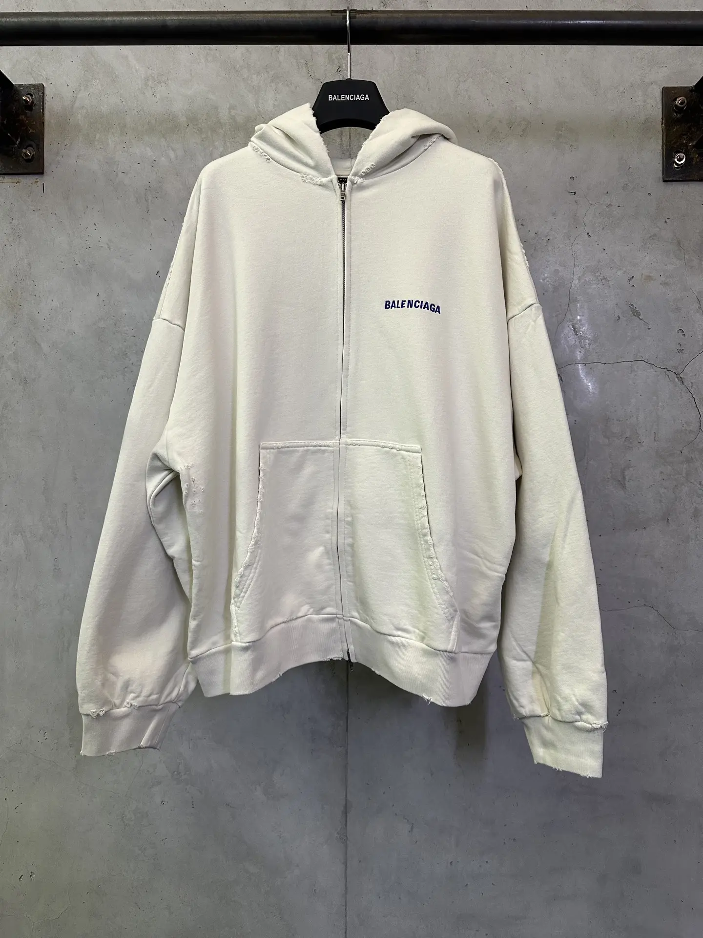 Logo-Embroidered Distressed Zip-Up Hoodie D31011906