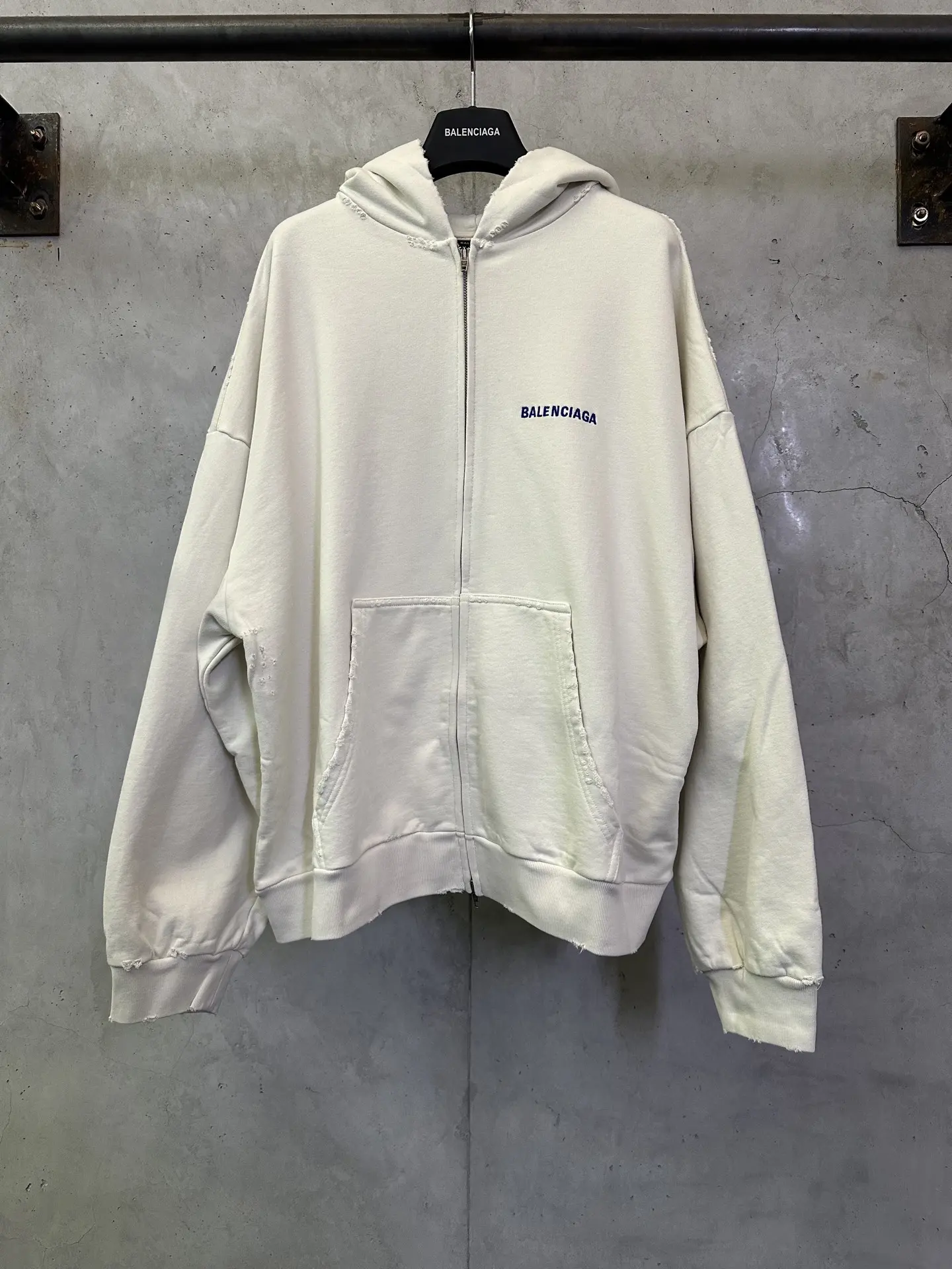 Logo-Embroidered Distressed Zip-Up Hoodie D31011906