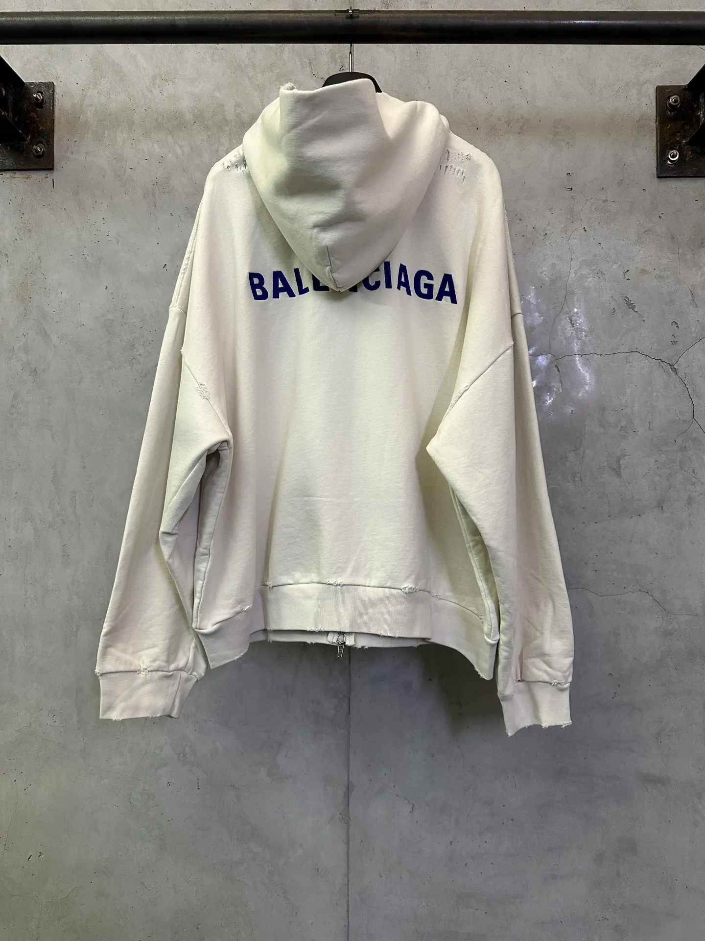 Logo-Embroidered Distressed Zip-Up Hoodie D31011906 — view 2