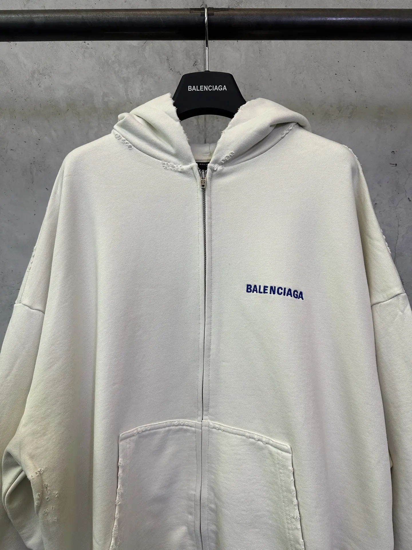 Logo-Embroidered Distressed Zip-Up Hoodie D31011906 — view 3