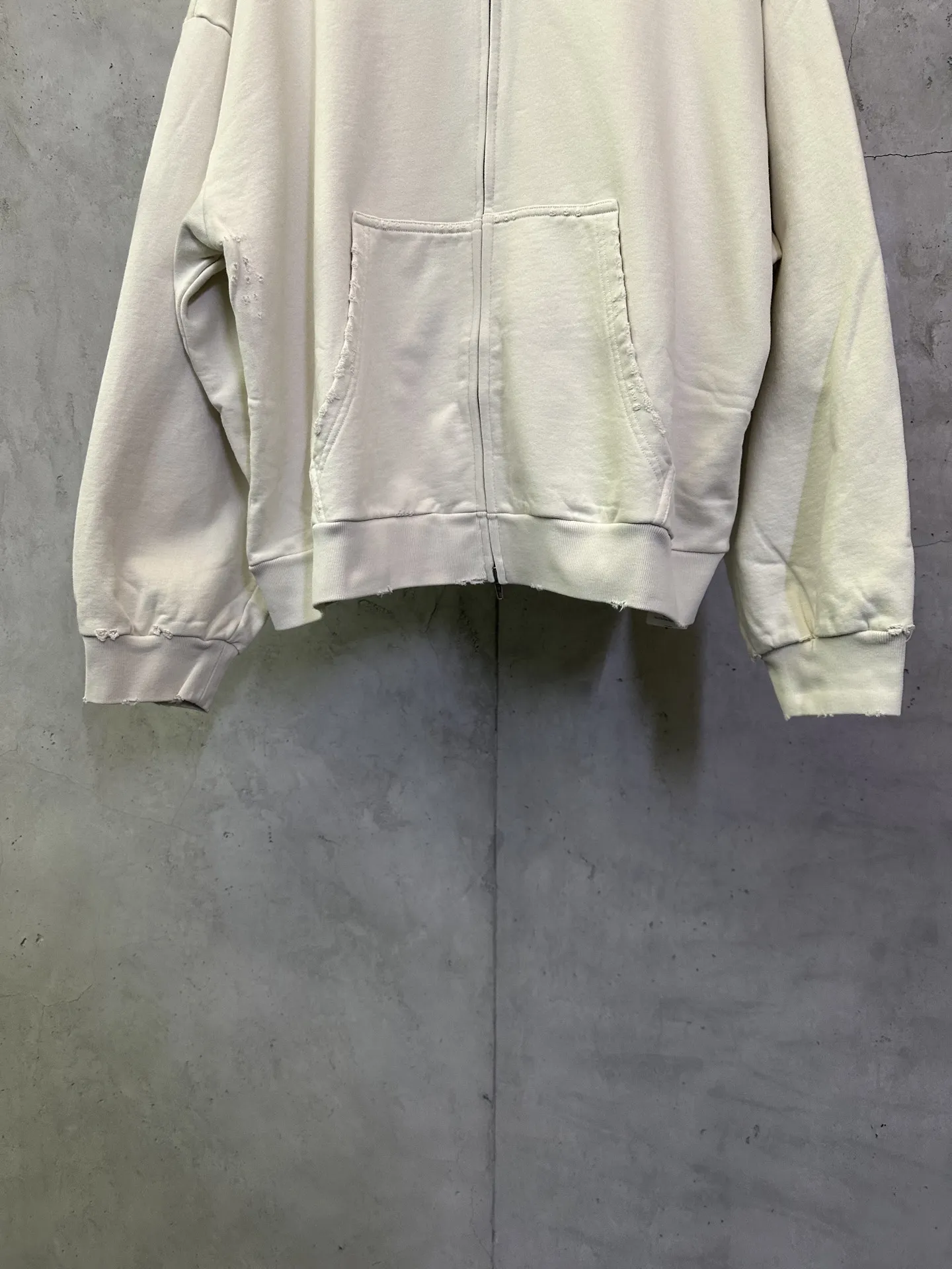 Logo-Embroidered Distressed Zip-Up Hoodie D31011906 — view 4