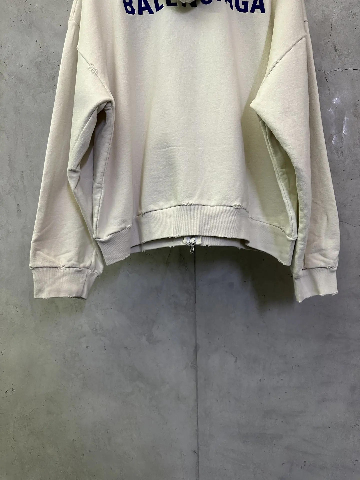 Logo-Embroidered Distressed Zip-Up Hoodie D31011906 — view 6
