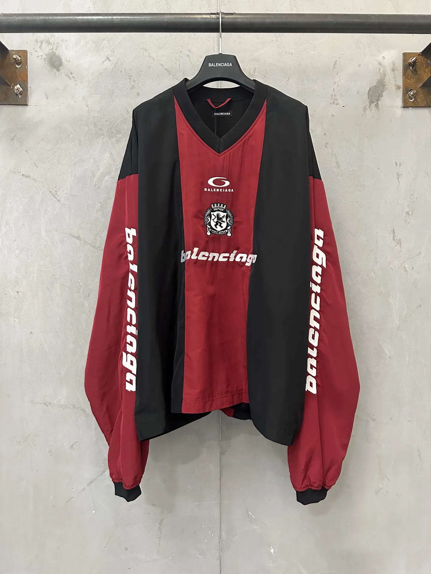 Color-Block Nylon V-Neck Jersey D31024380
