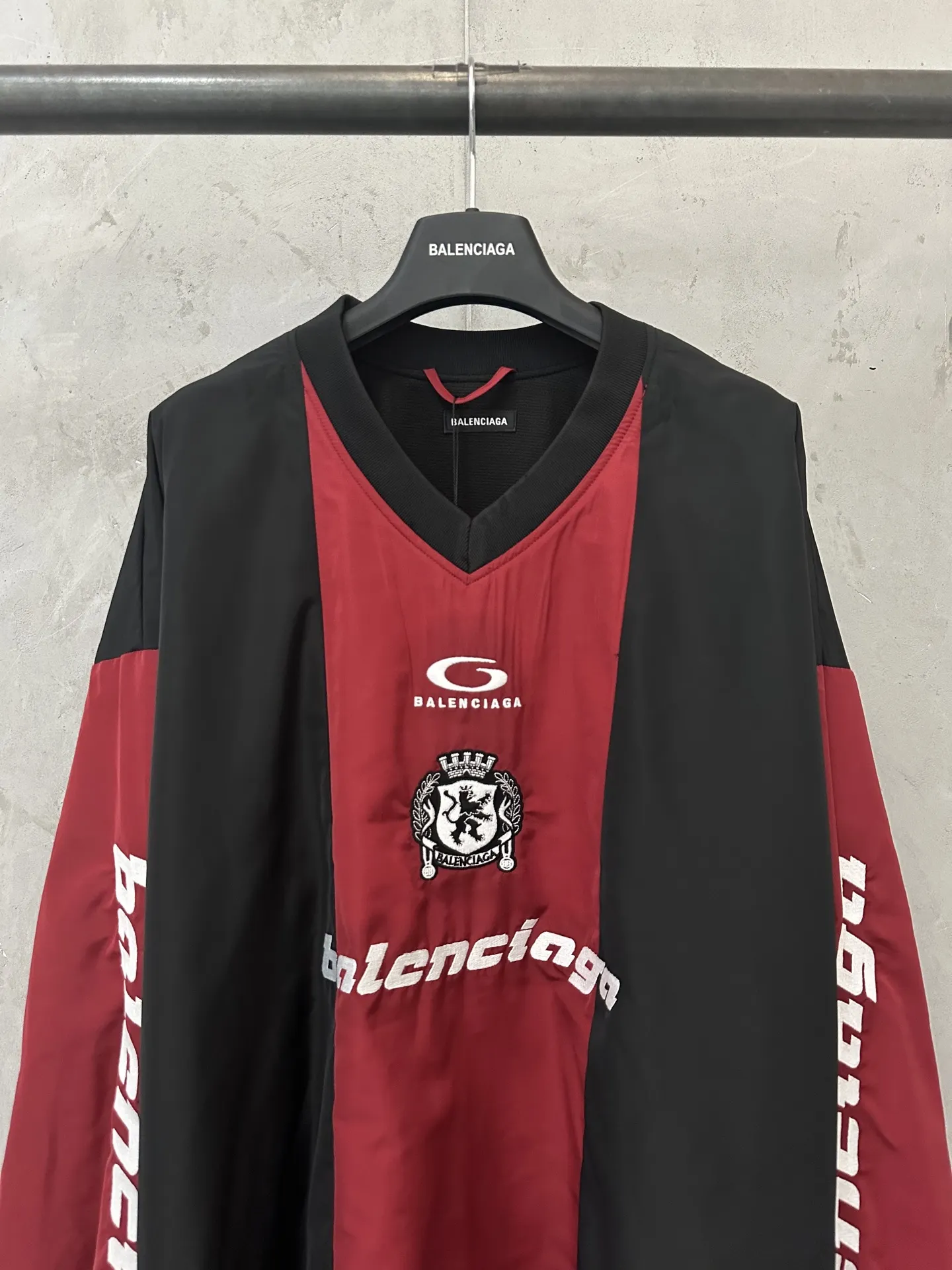Color-Block Nylon V-Neck Jersey D31024380 — view 3