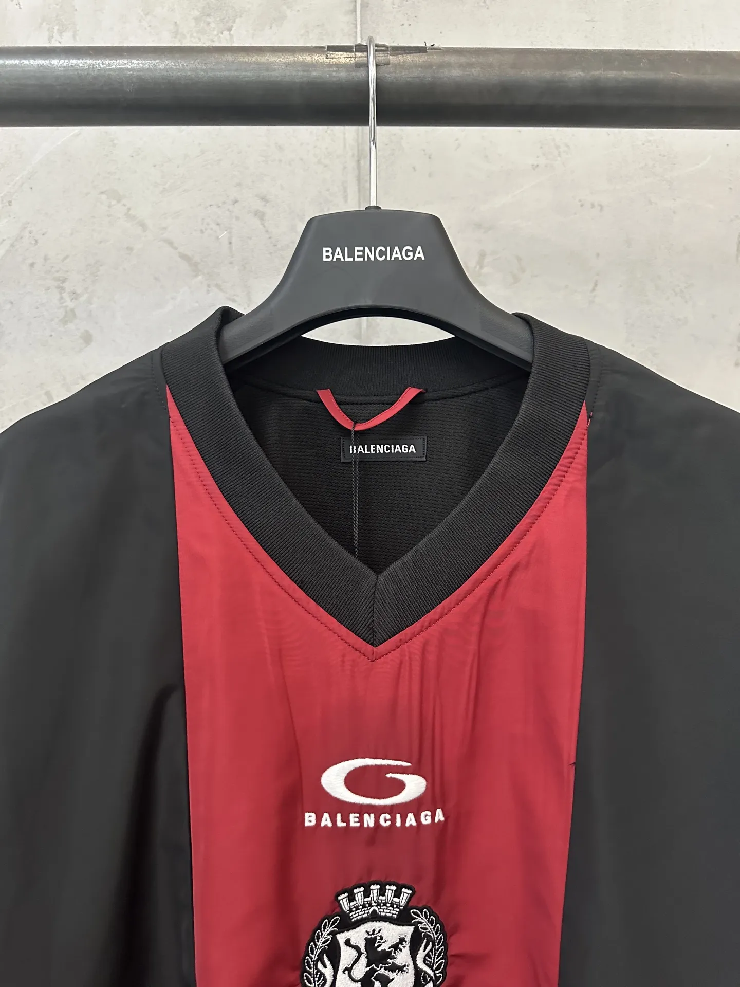Color-Block Nylon V-Neck Jersey D31024380 — view 5
