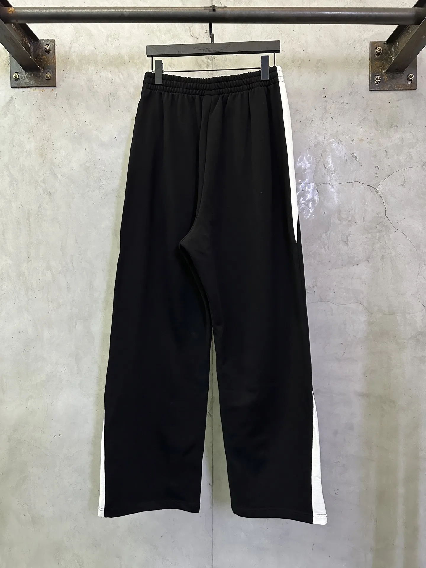 Balenciaga x NBA Embroidered Wide-Leg Sweatpants D32012761 — view 2