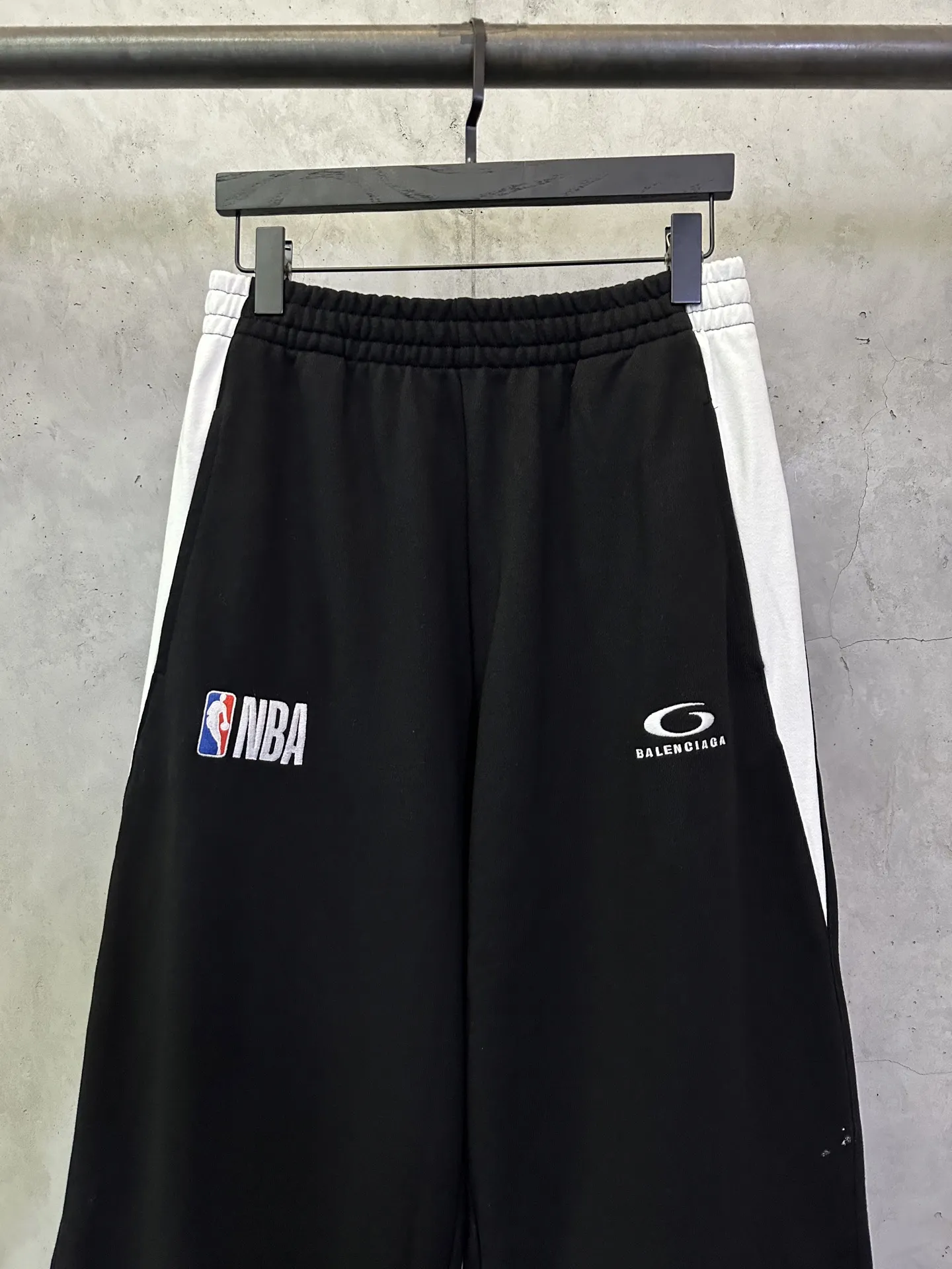 Balenciaga x NBA Embroidered Wide-Leg Sweatpants D32012761 — view 3