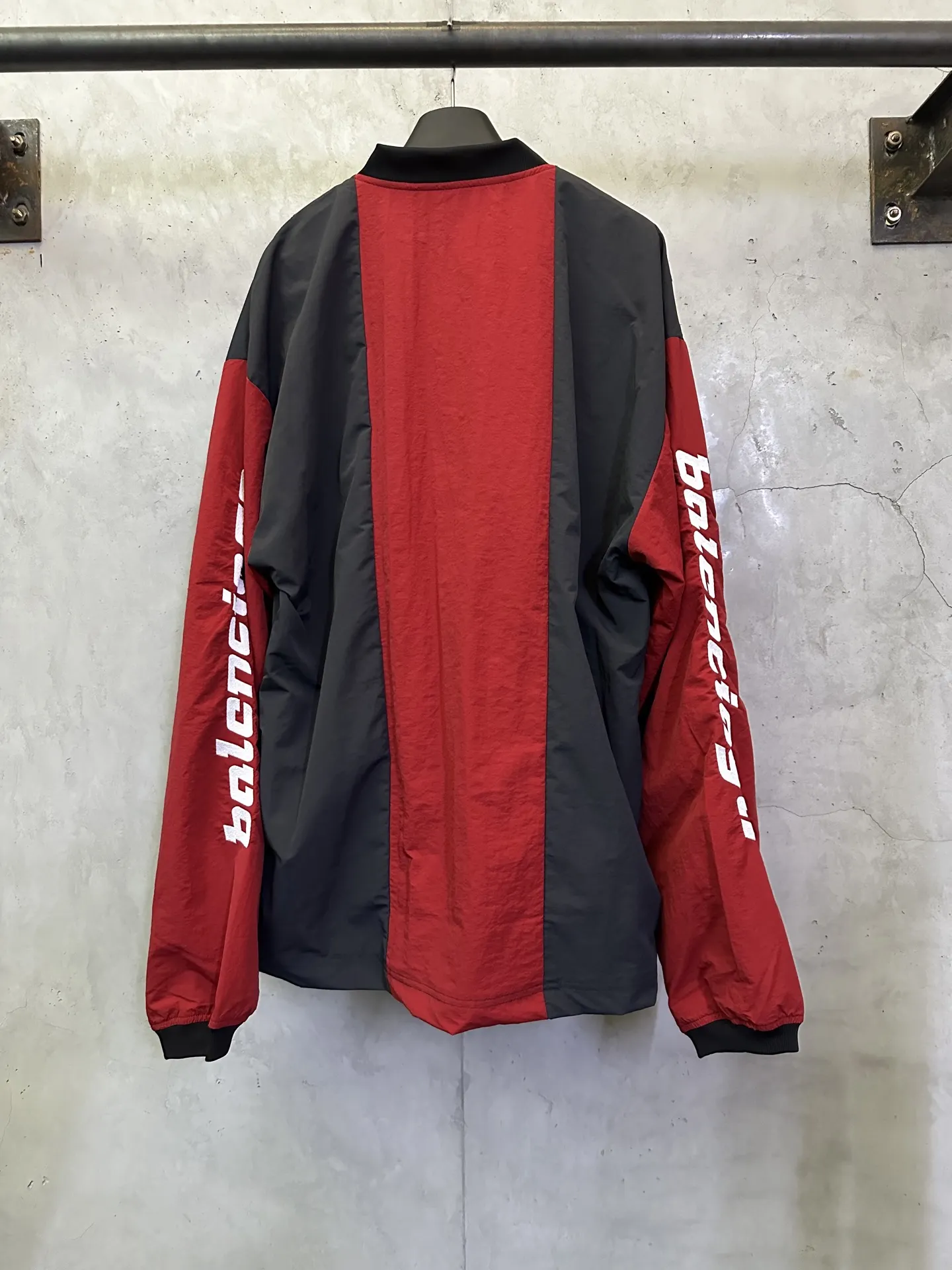 Color-Block Nylon V-Neck Jersey D32012742 — view 2