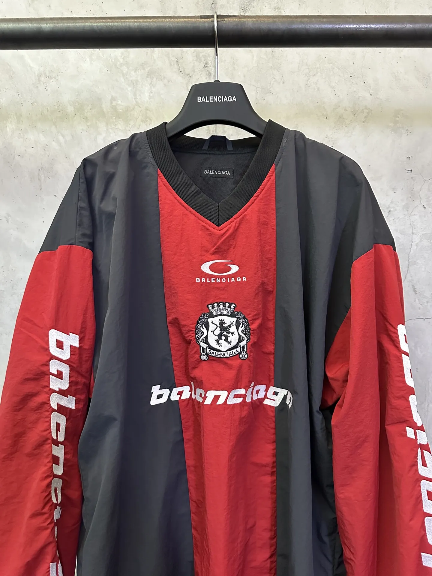 Color-Block Nylon V-Neck Jersey D32012742 — view 3