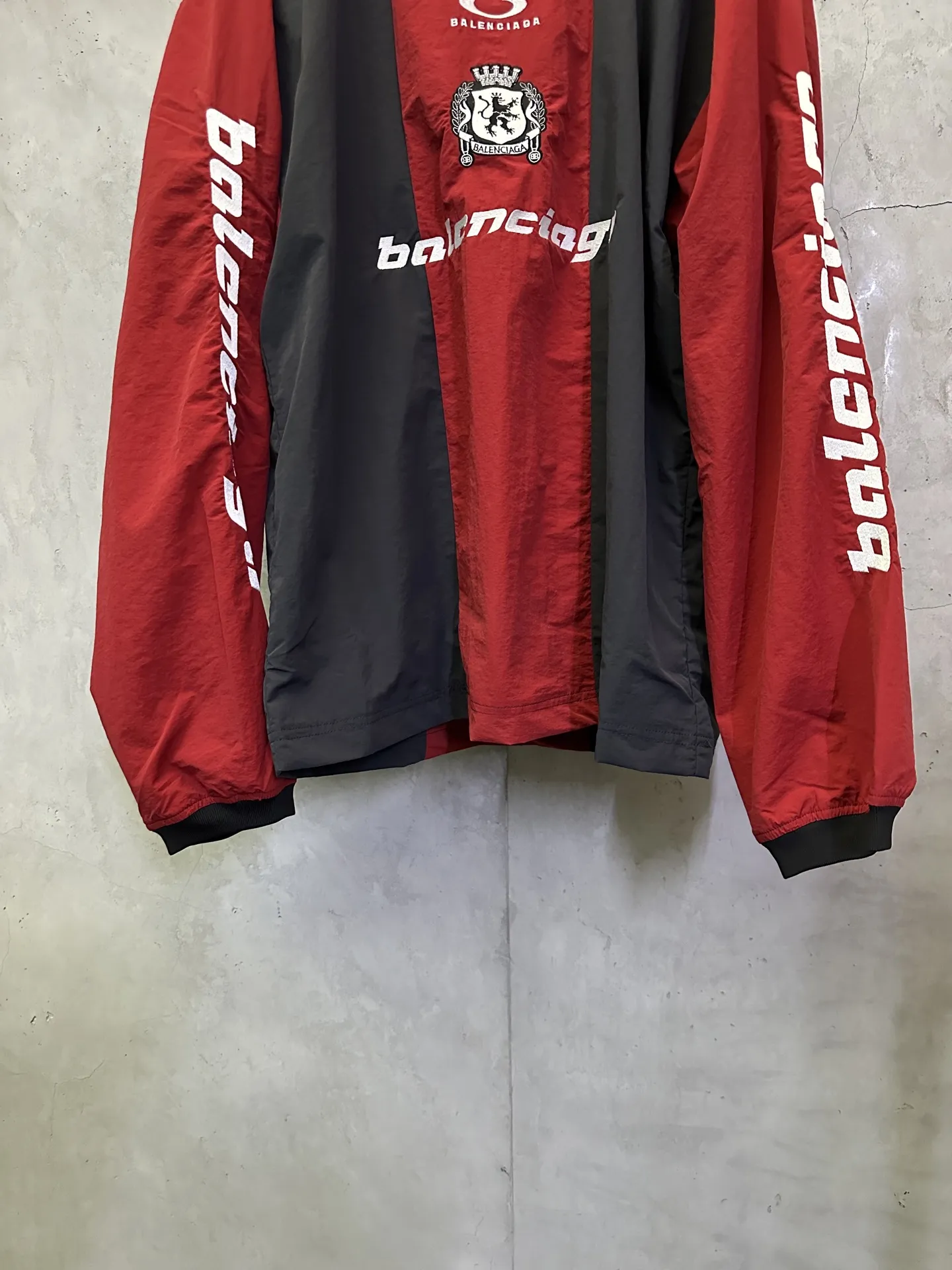 Color-Block Nylon V-Neck Jersey D32012742 — view 4