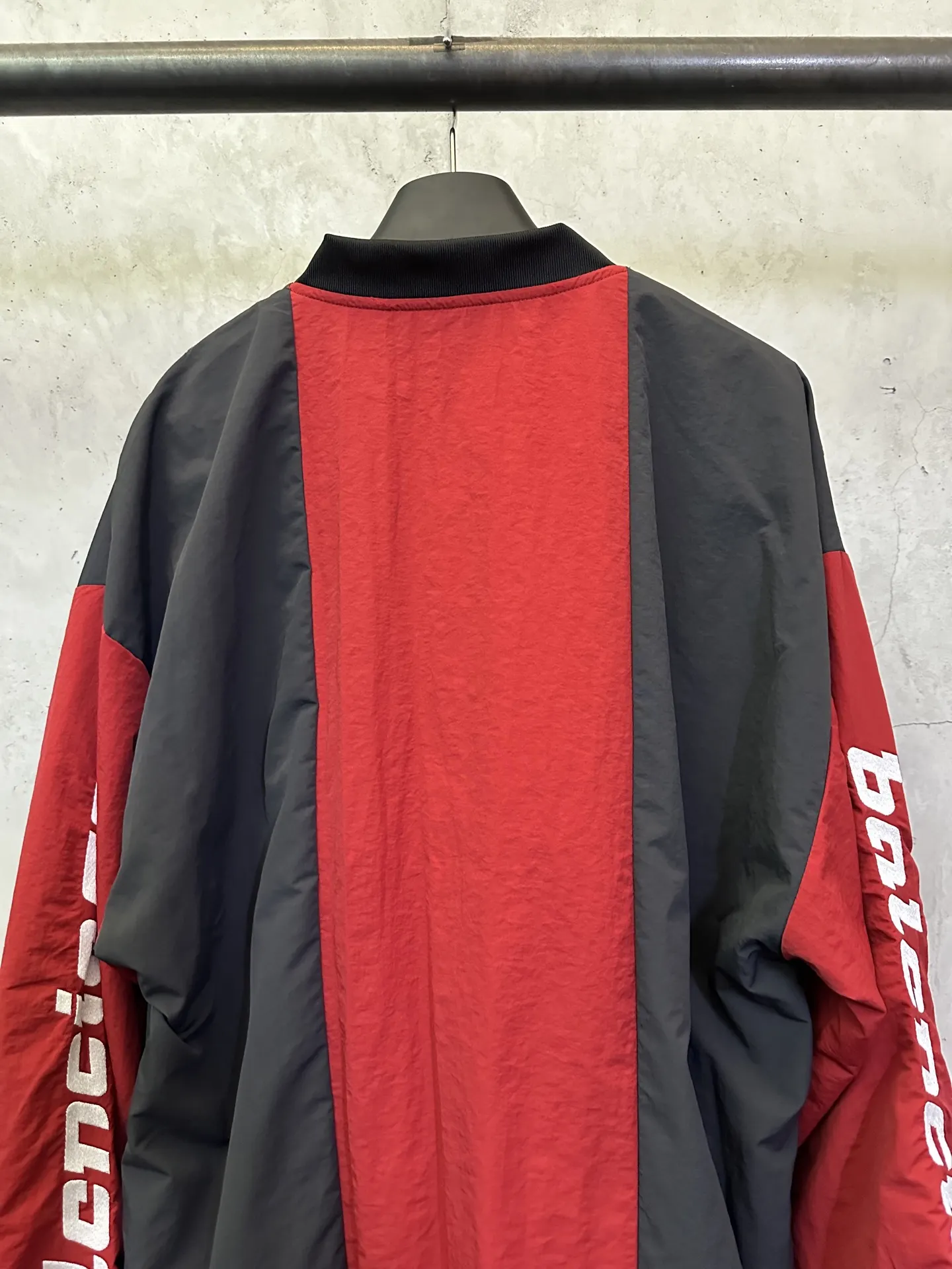 Color-Block Nylon V-Neck Jersey D32012742 — view 5