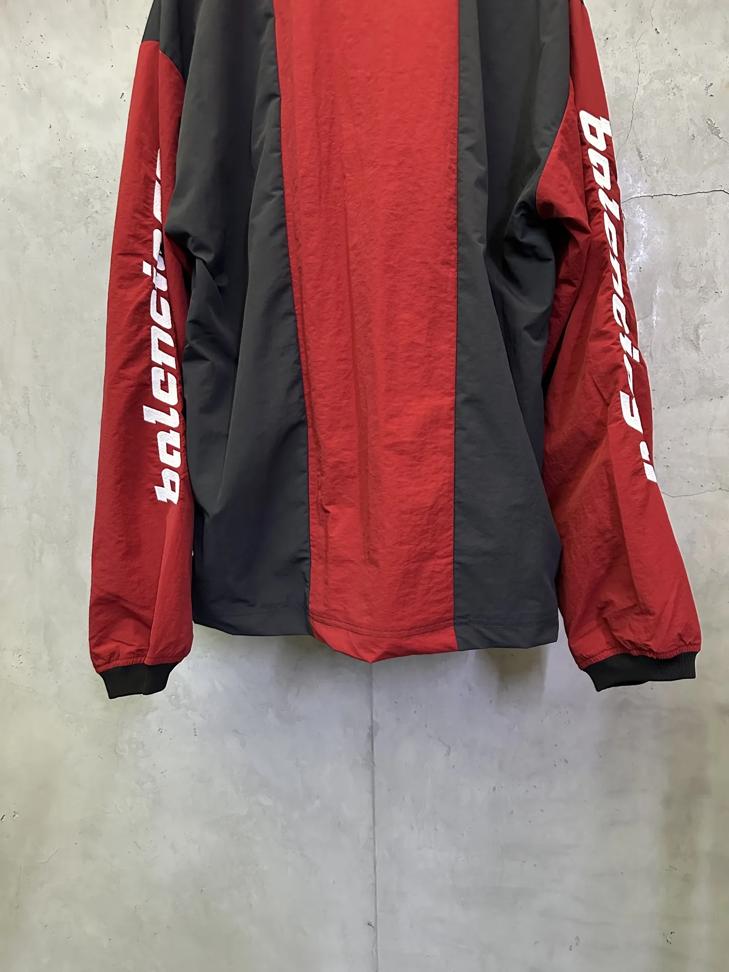 Color-Block Nylon V-Neck Jersey D32012742 — view 6