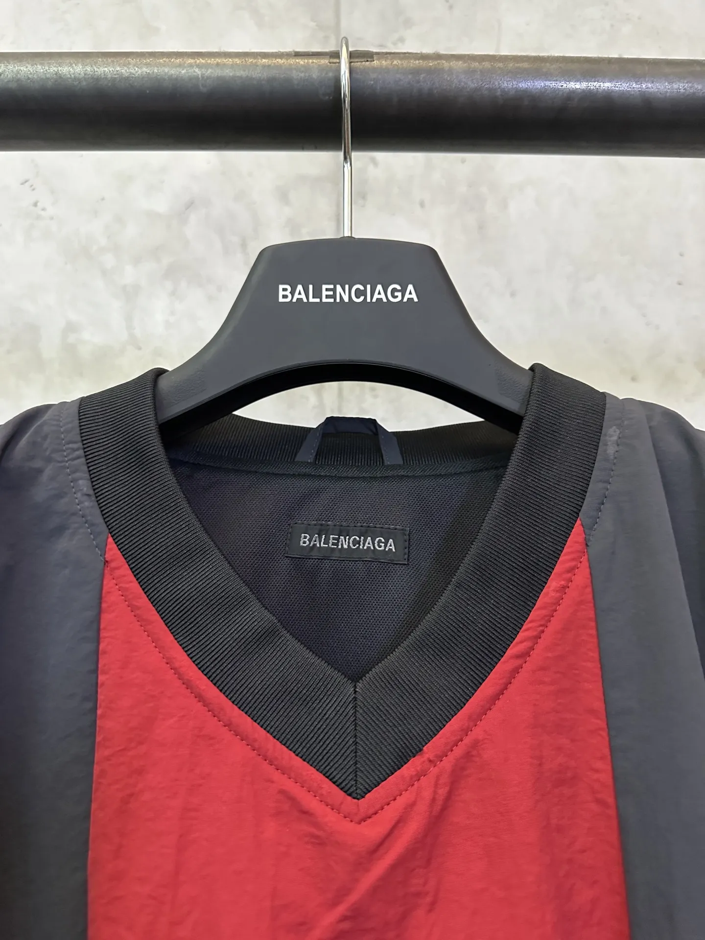 Color-Block Nylon V-Neck Jersey D32012742 — view 7