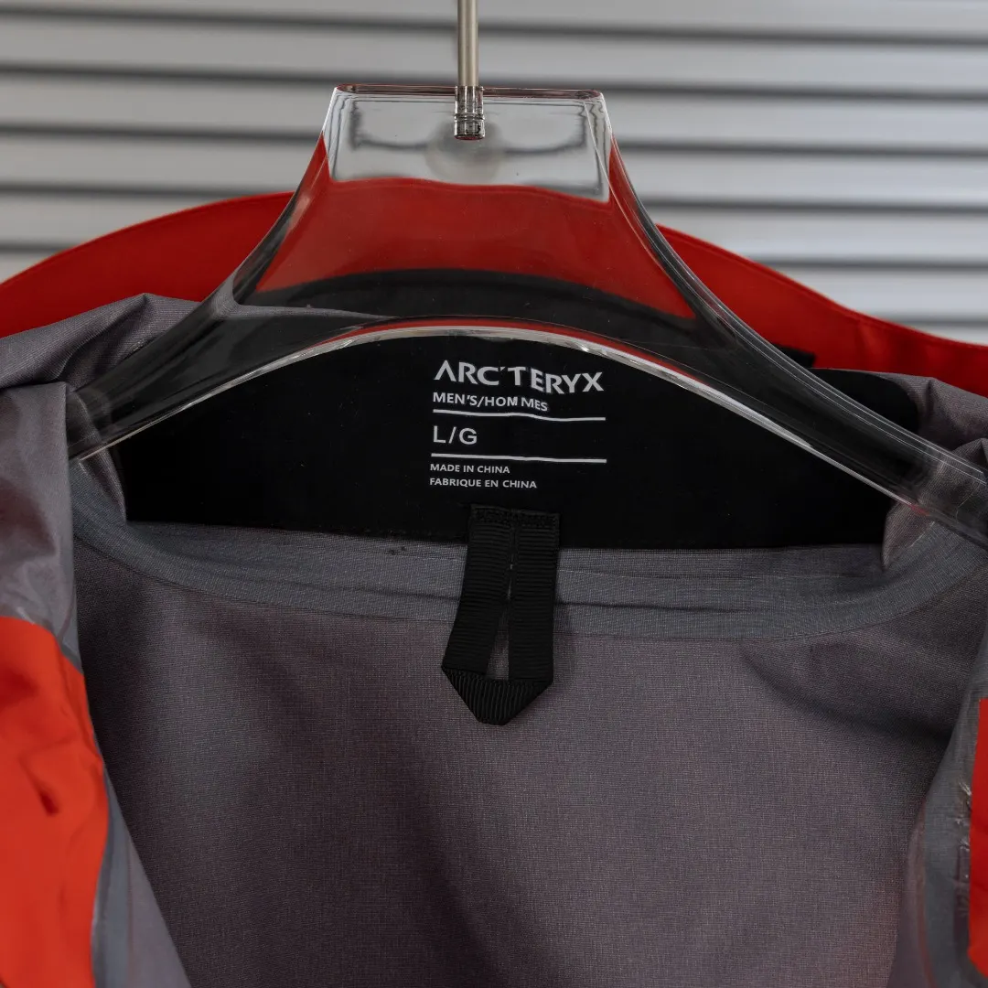 Alpha SV GORE-TEX Pro Hardshell Jacket D33024961 — view 12