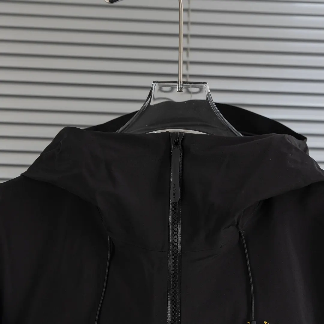 Alpha SV GORE-TEX Pro Hardshell Jacket D33024963 — view 5