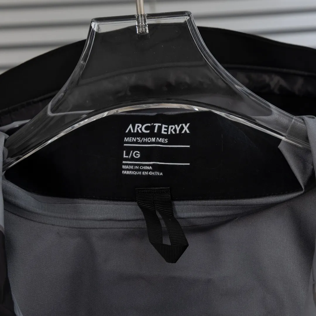 Alpha SV GORE-TEX Pro Hardshell Jacket D33024963 — view 12