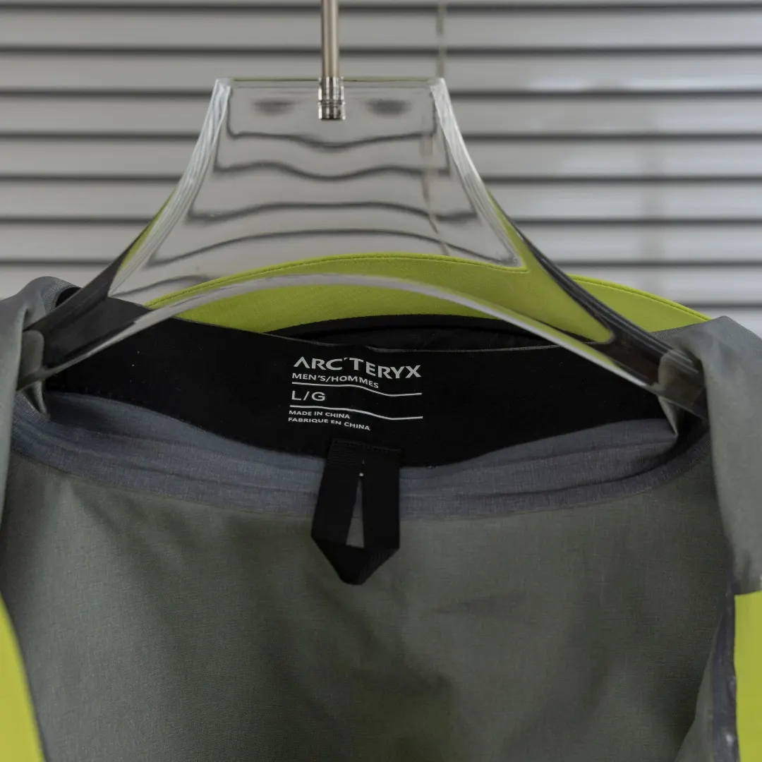 Alpha SV GORE-TEX Pro Hardshell Jacket D33024960 — view 12