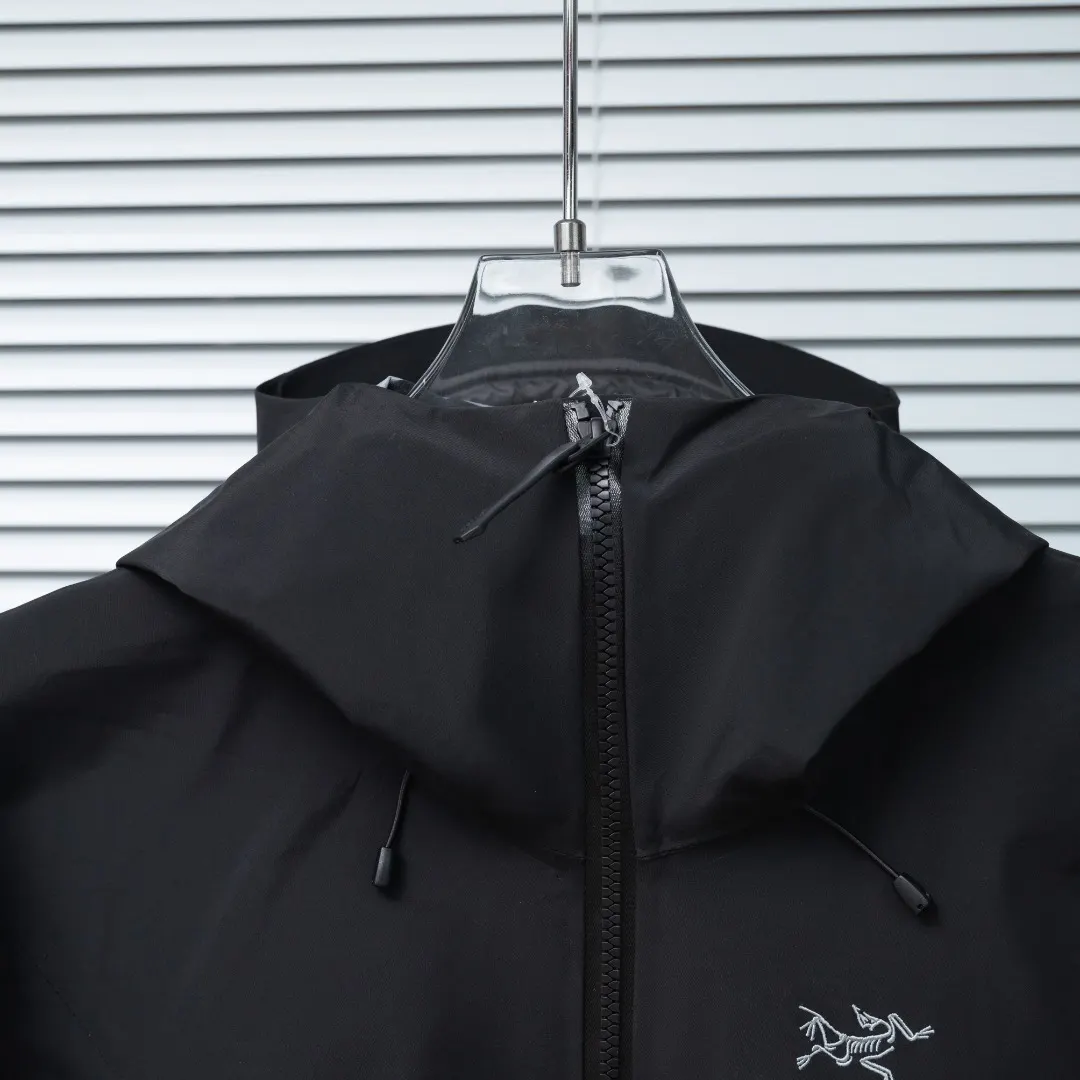 Alpha SV GORE-TEX Pro Hardshell Jacket D33024959 — view 4