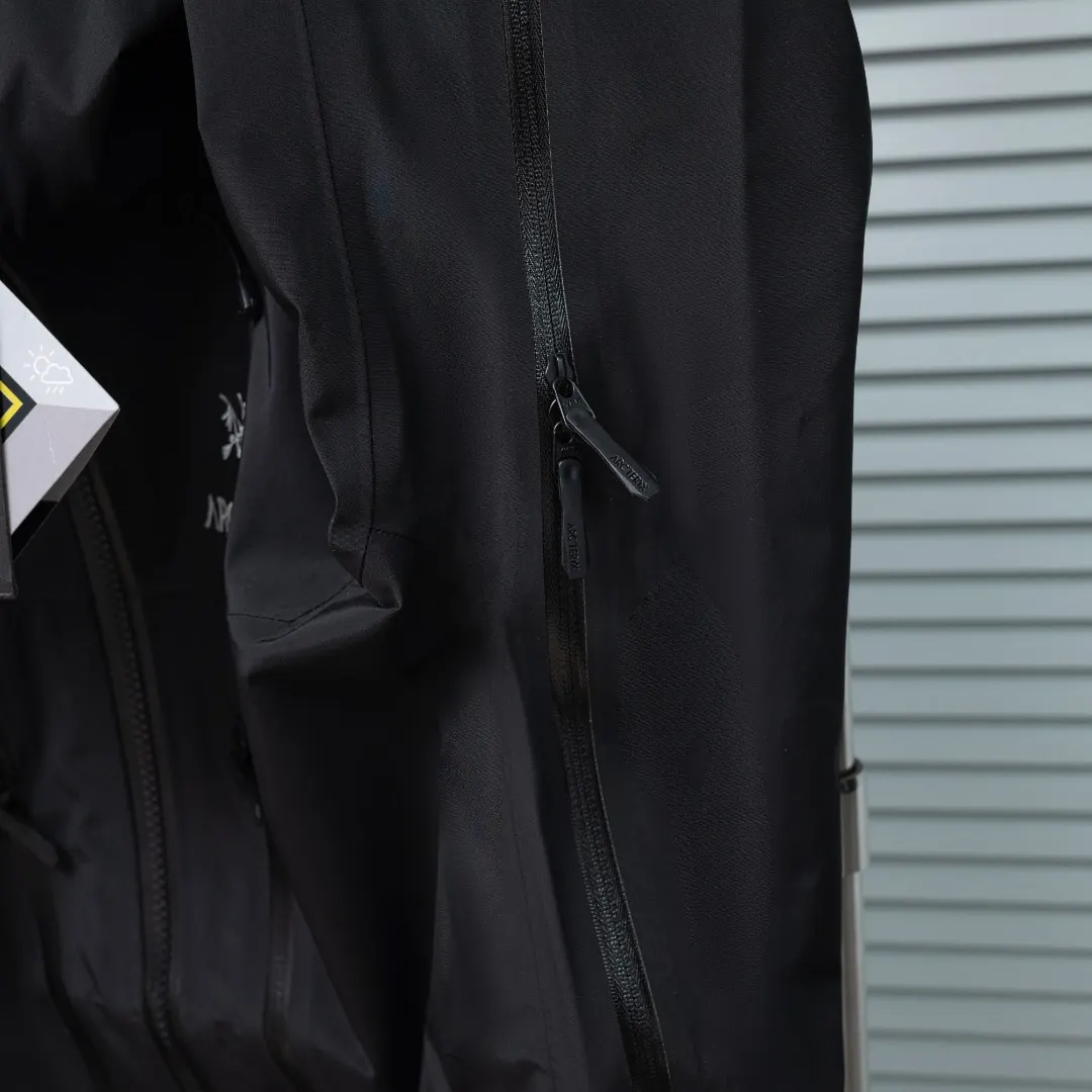 Alpha SV GORE-TEX Pro Hardshell Jacket D33024959 — view 11
