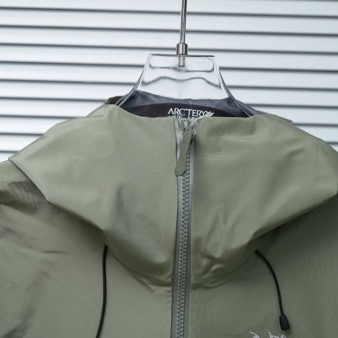 Alpha SV GORE-TEX Pro Hooded Shell Jacket D33024958 — view 4