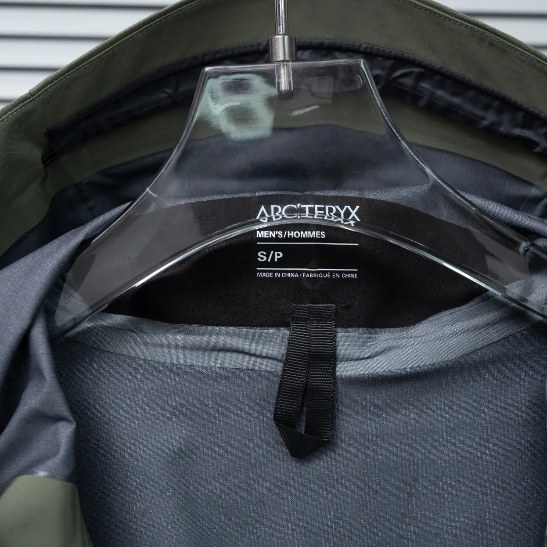 Alpha SV GORE-TEX Pro Hooded Shell Jacket D33024958 — view 13