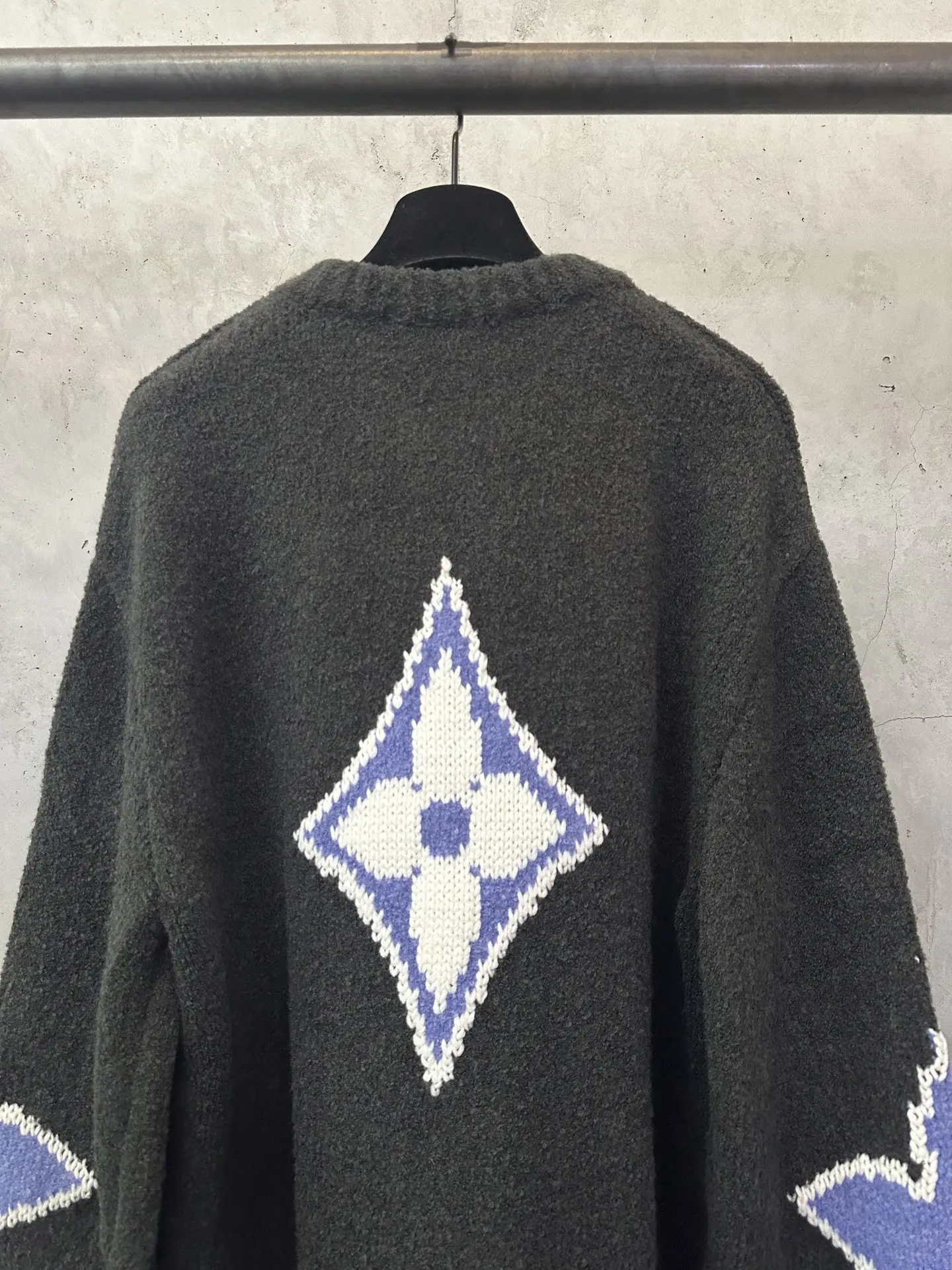 Intarsia Logo Wool-Blend Crew-Neck Sweater D33524408 — view 5