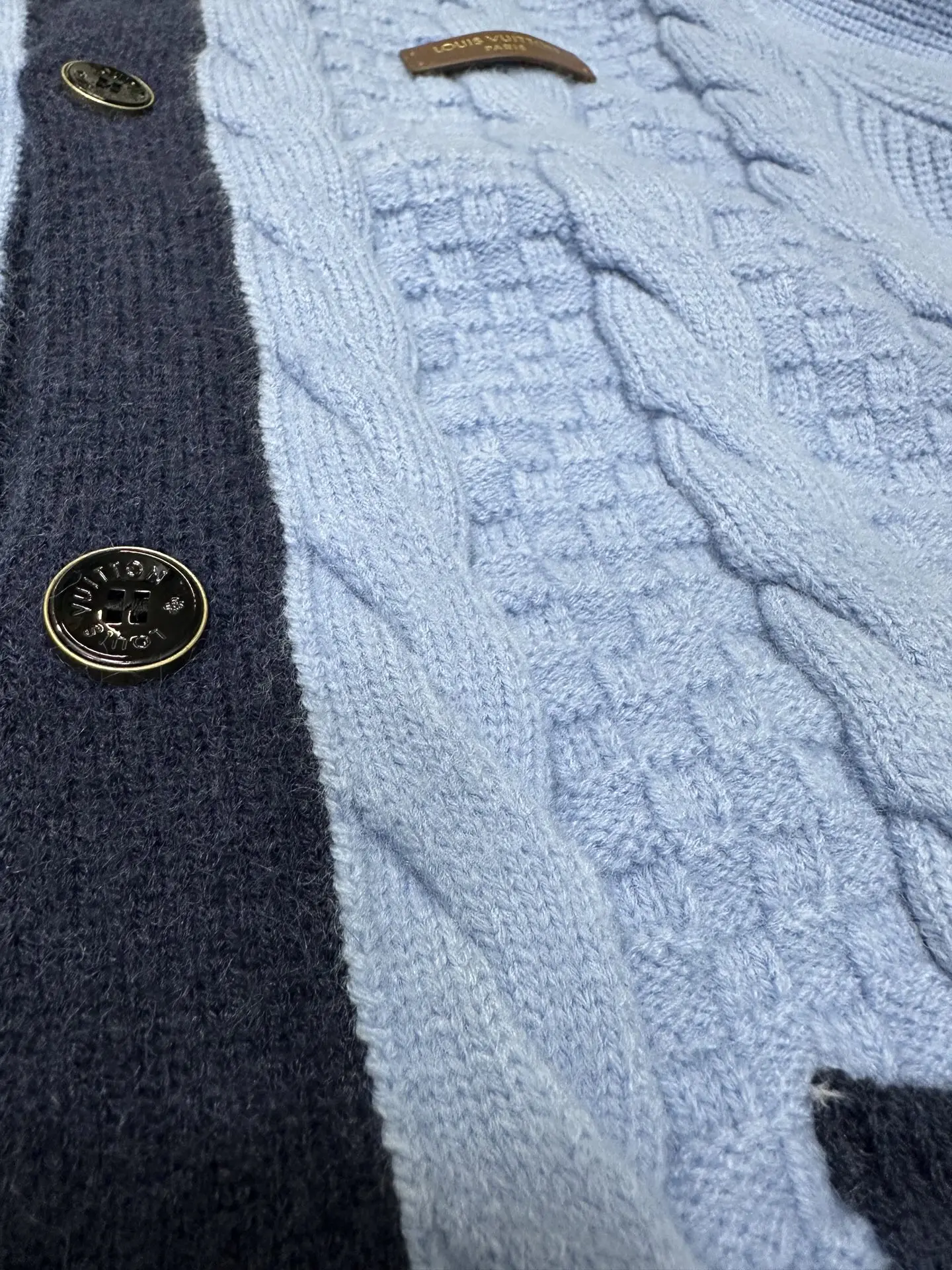 Cable-Knit Contrast Trim Cardigan D33521756 — view 9