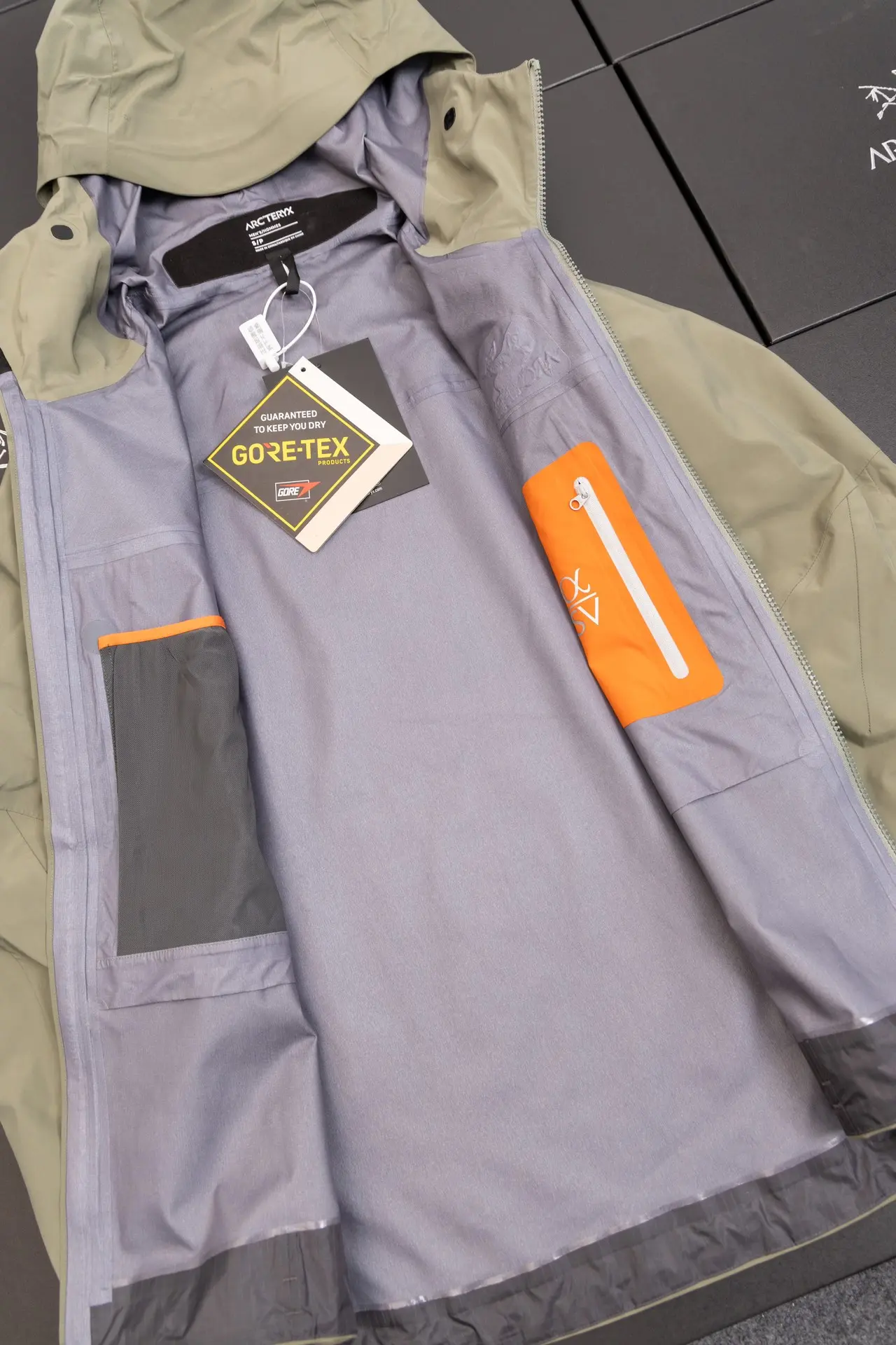 Alpha SV GORE-TEX Hooded Shell Jacket D34020788 — view 2