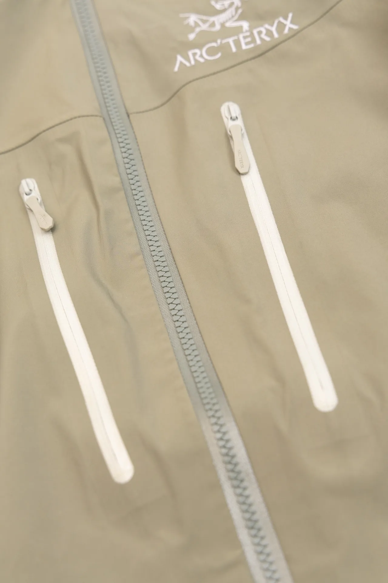 Alpha SV GORE-TEX Hooded Shell Jacket D34020788 — view 4