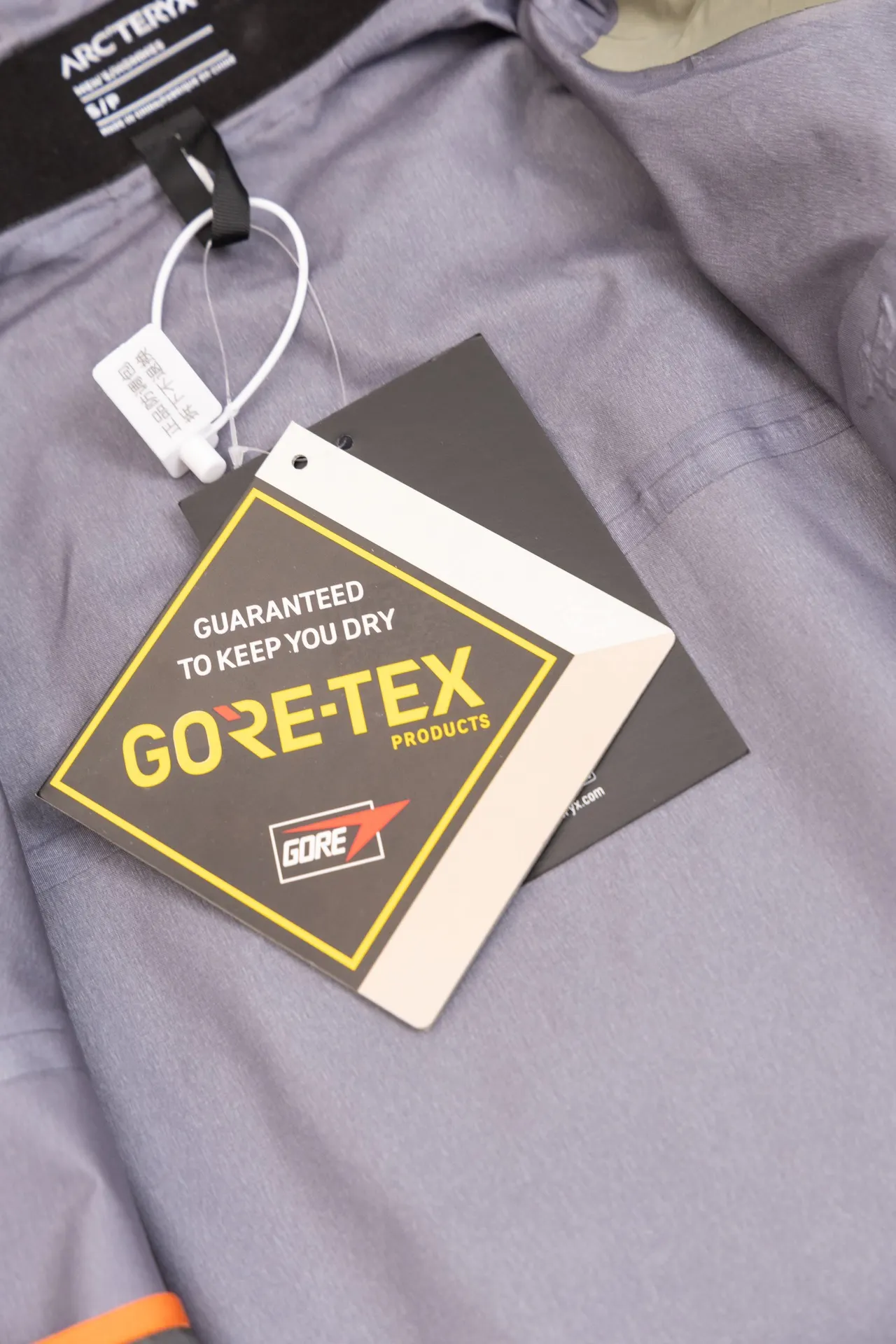 Alpha SV GORE-TEX Hooded Shell Jacket D34020788 — view 5