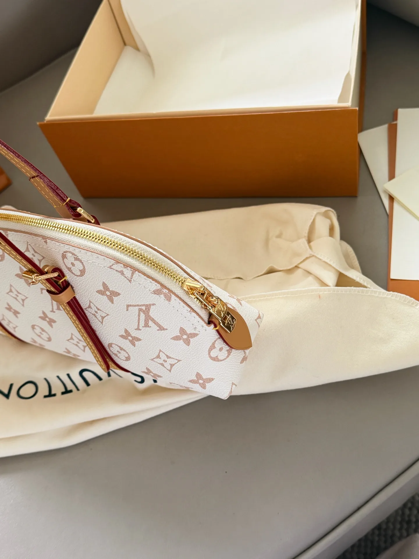 Squire East West Monogram Shoulder Bag D35518114 — view 5