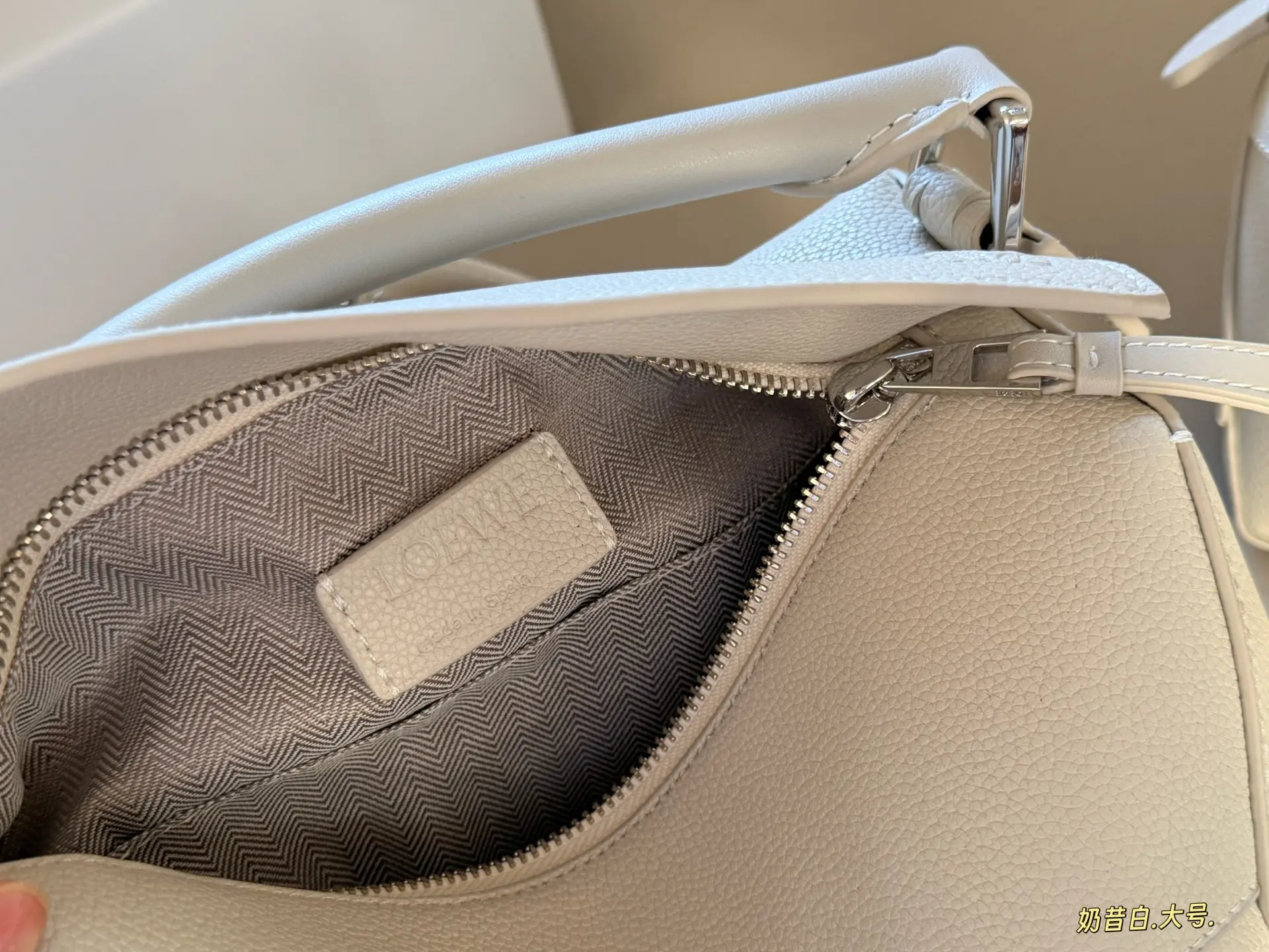 Loewe Puzzle Grained Leather Bag D35518280 — view 16