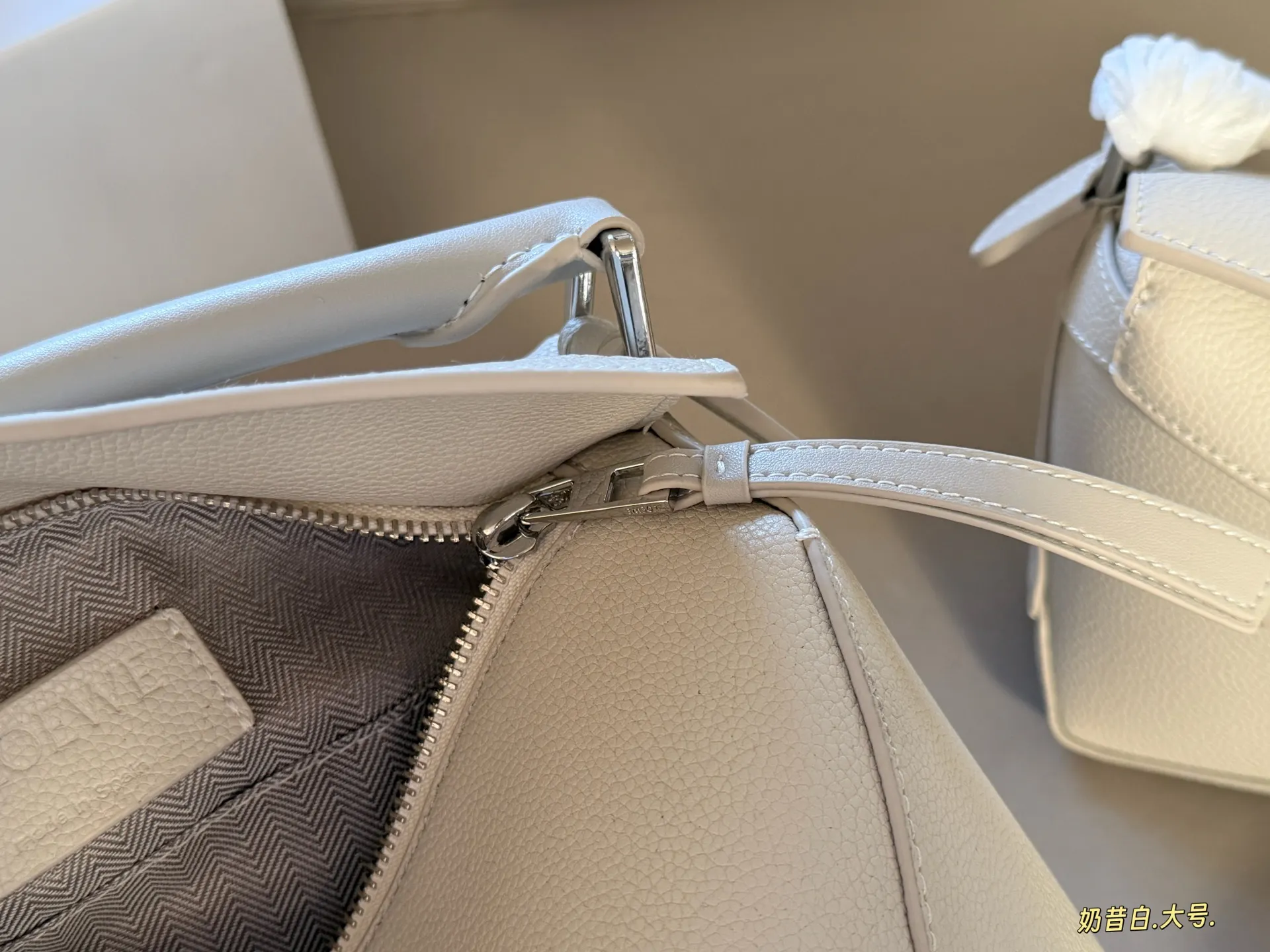 Loewe Puzzle Grained Leather Bag D35518280 — view 17