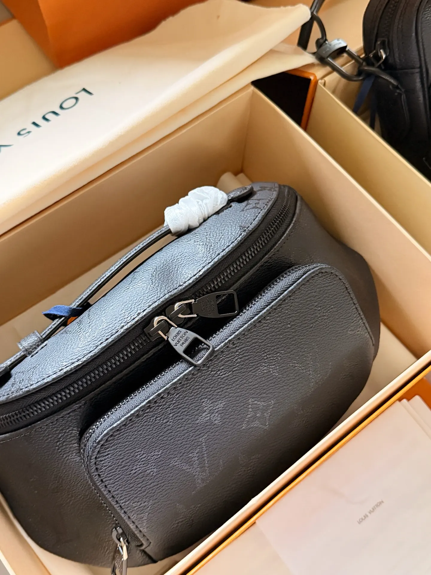 Louis Vuitton Midnight Bum Bag D37018067 — view 2