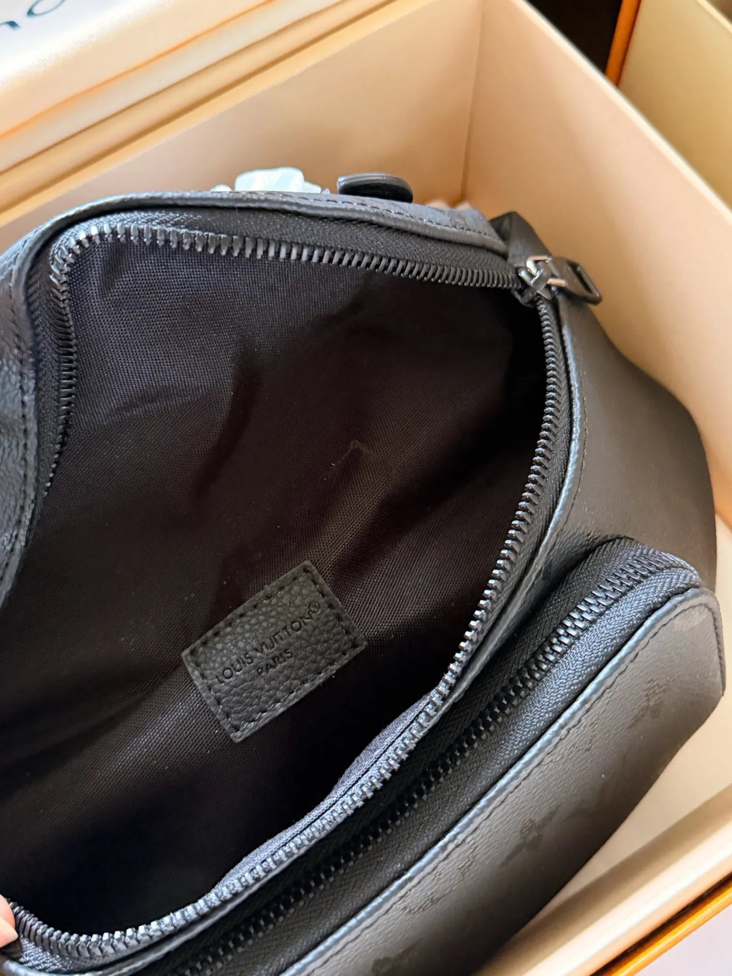 Louis Vuitton Midnight Bum Bag D37018067 — view 7