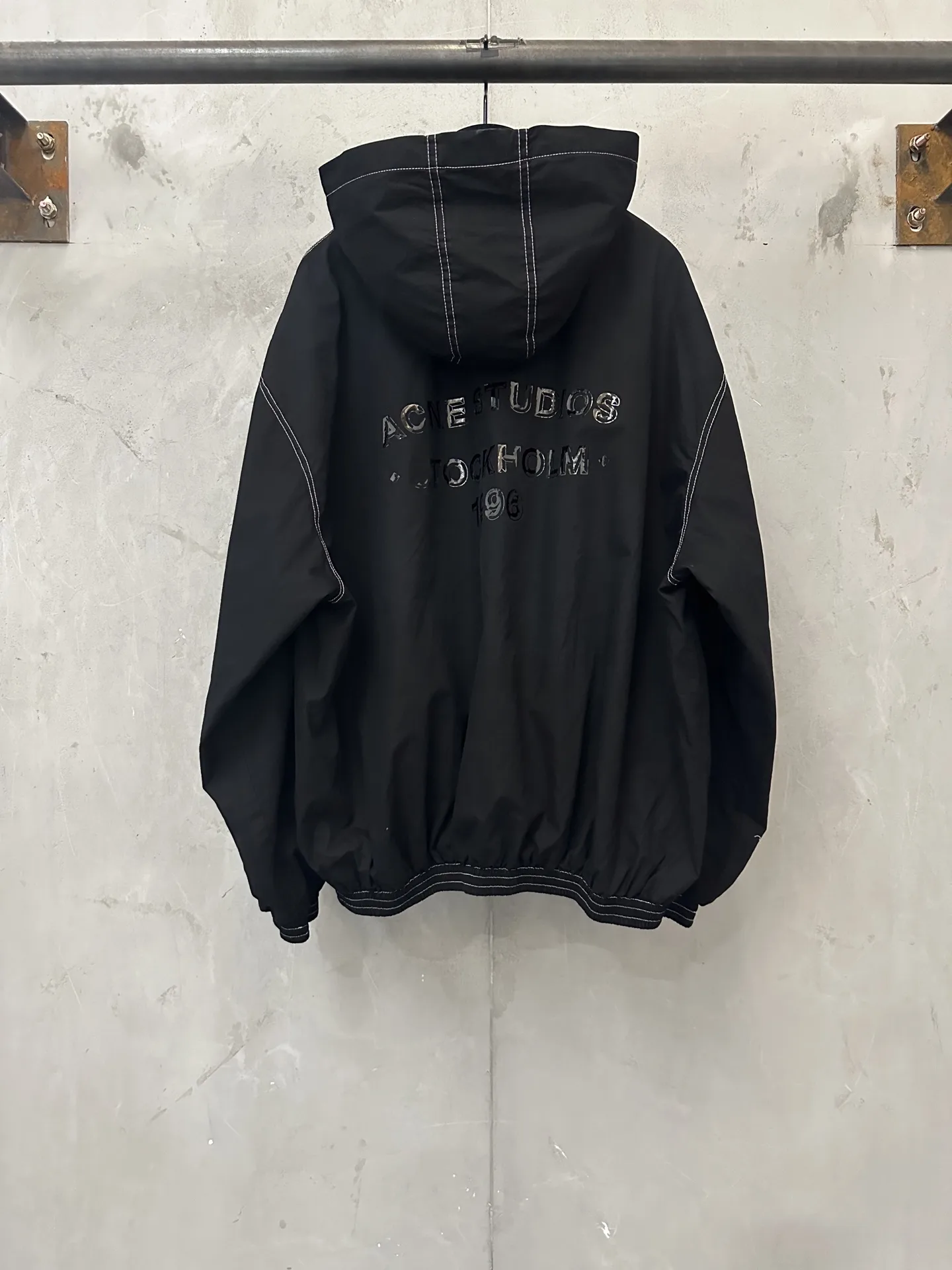 Contrast-Stitch Hooded Nylon Windbreaker D37021812 — view 2