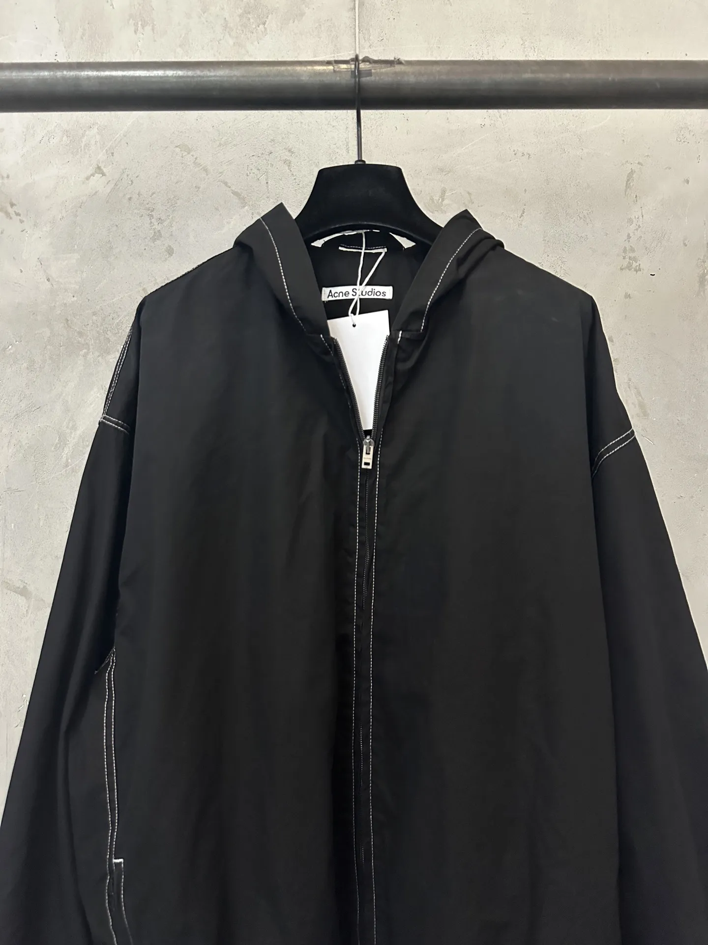 Contrast-Stitch Hooded Nylon Windbreaker D37021812 — view 3