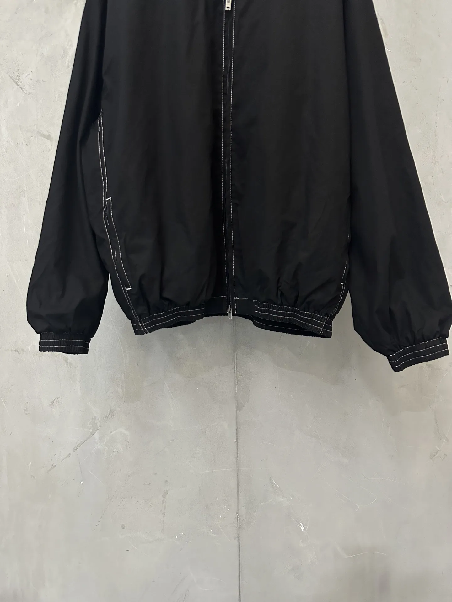 Contrast-Stitch Hooded Nylon Windbreaker D37021812 — view 4