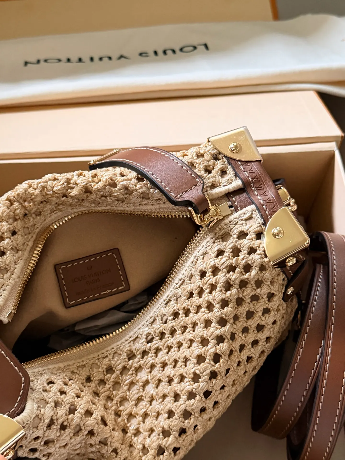 Trunkside Woven Shoulder Bag D37518118 — view 4