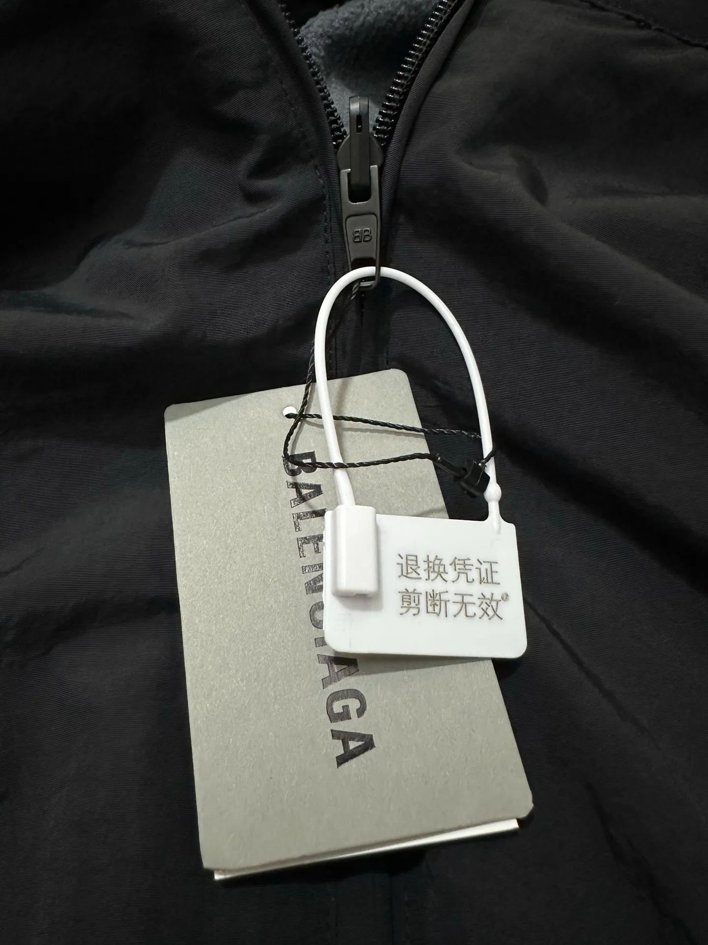 Reversible Logo-Embroidered Hooded Jacket D38023553 — view 8