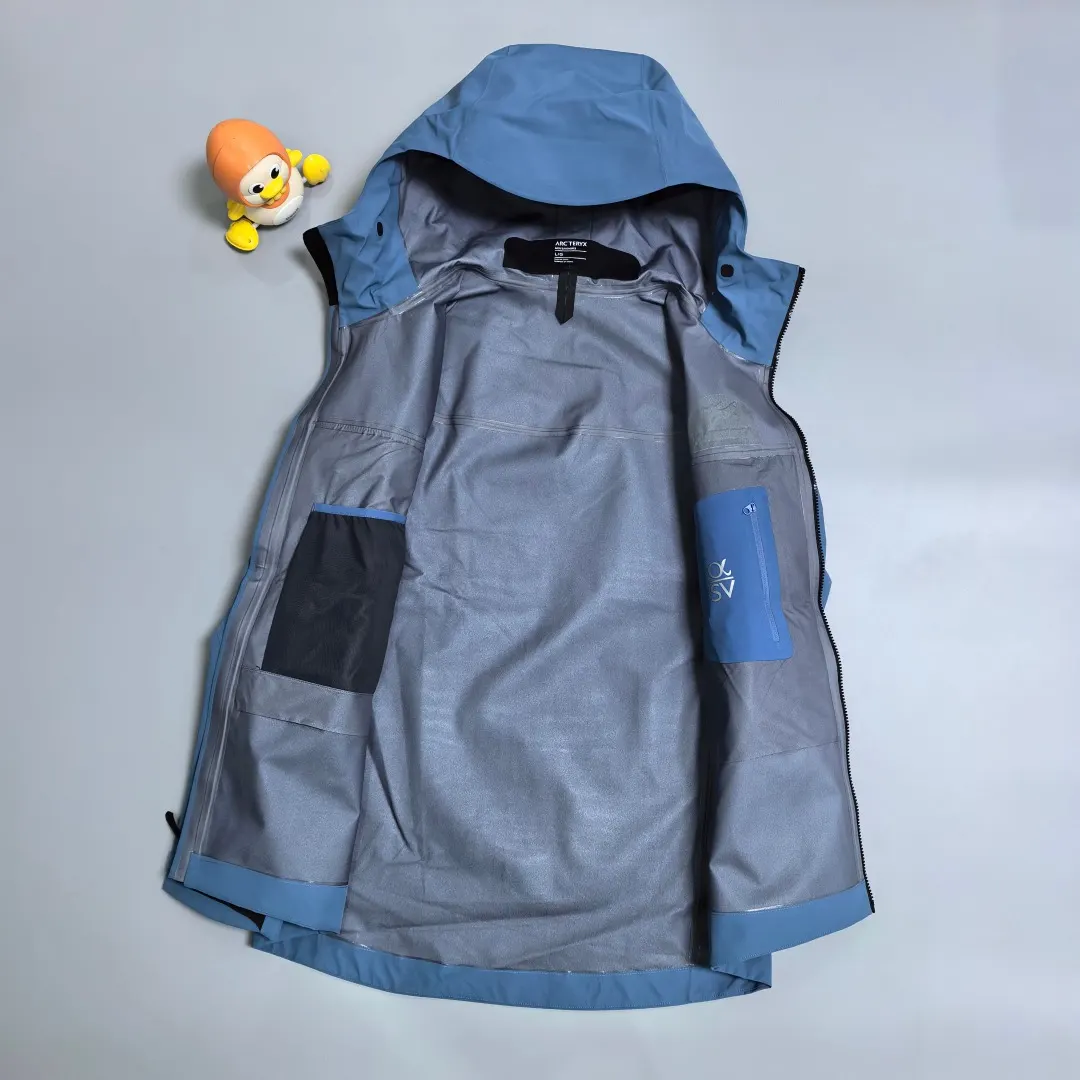 Alpha SV GORE-TEX Pro Hooded Shell Jacket D38020261 — view 9