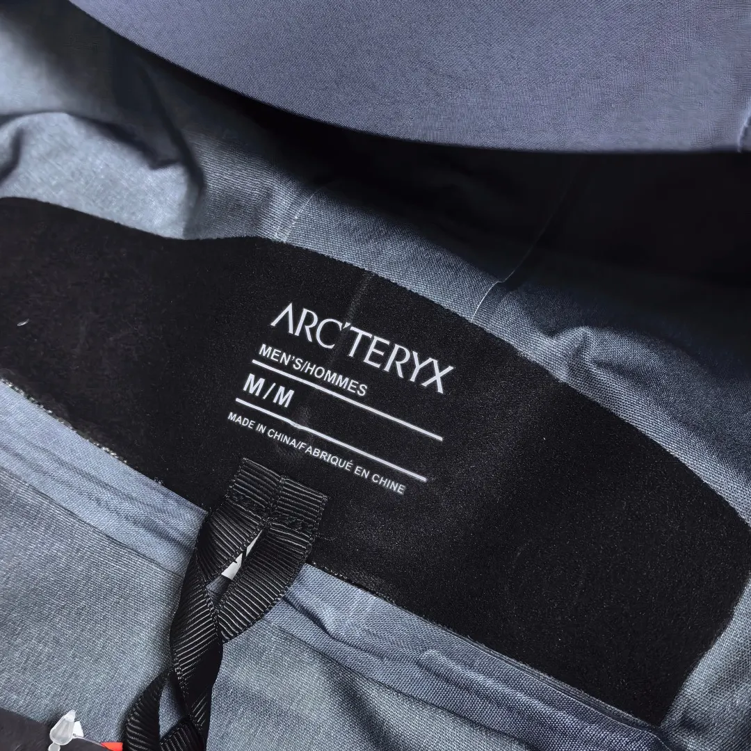 Alpha SV GORE-TEX Pro Hooded Shell Jacket D38020262 — view 10