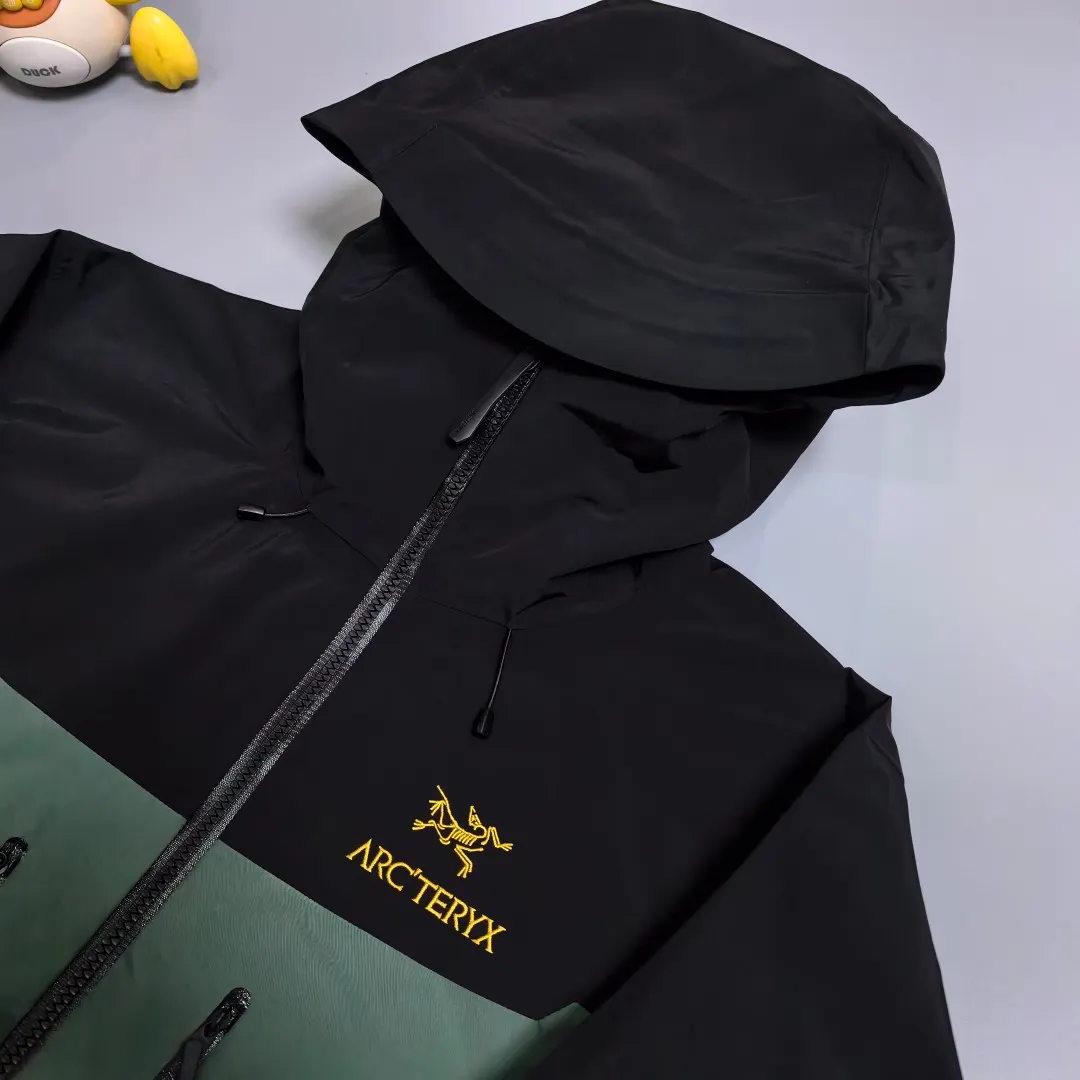 Alpha SV GORE-TEX Pro Hooded Shell Jacket D38020260 — view 2