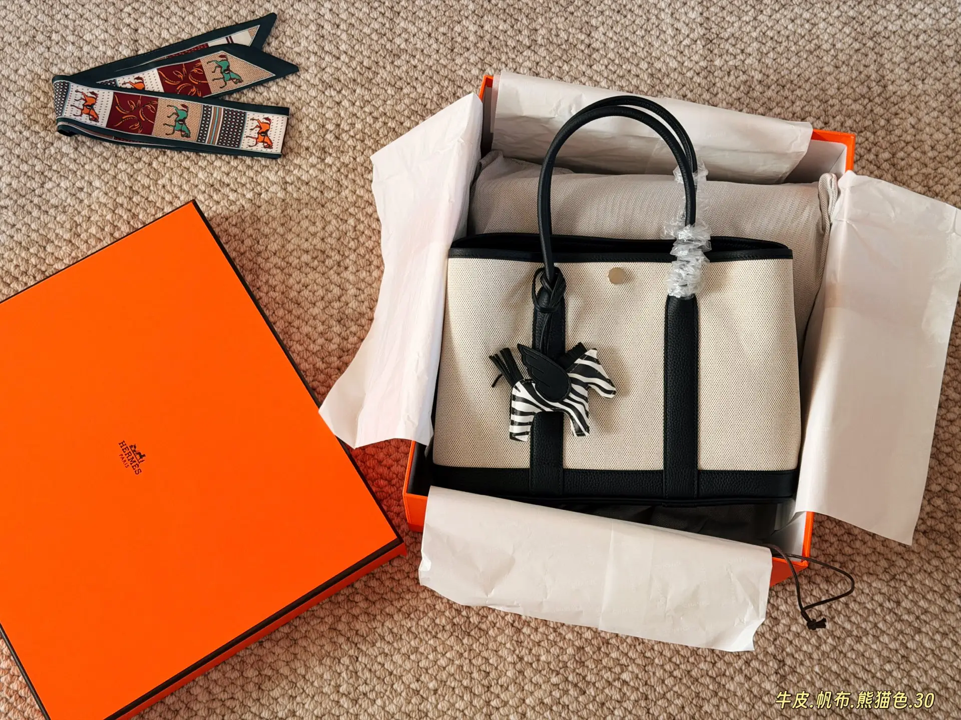 Garden Party Canvas & Leather Tote Bag D38017885 — view 2