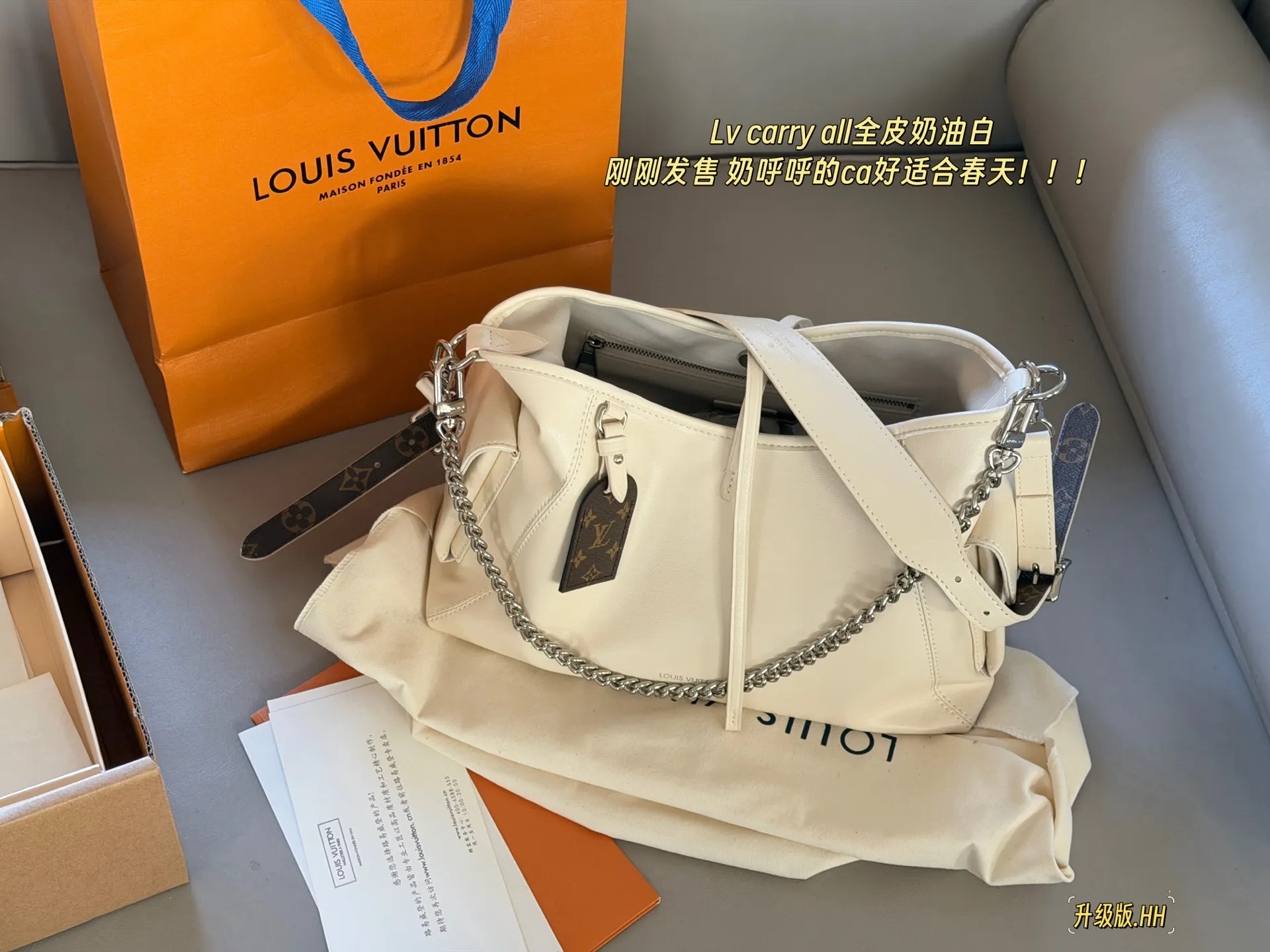 Carryall Cream Leather Tote Bag D38018319